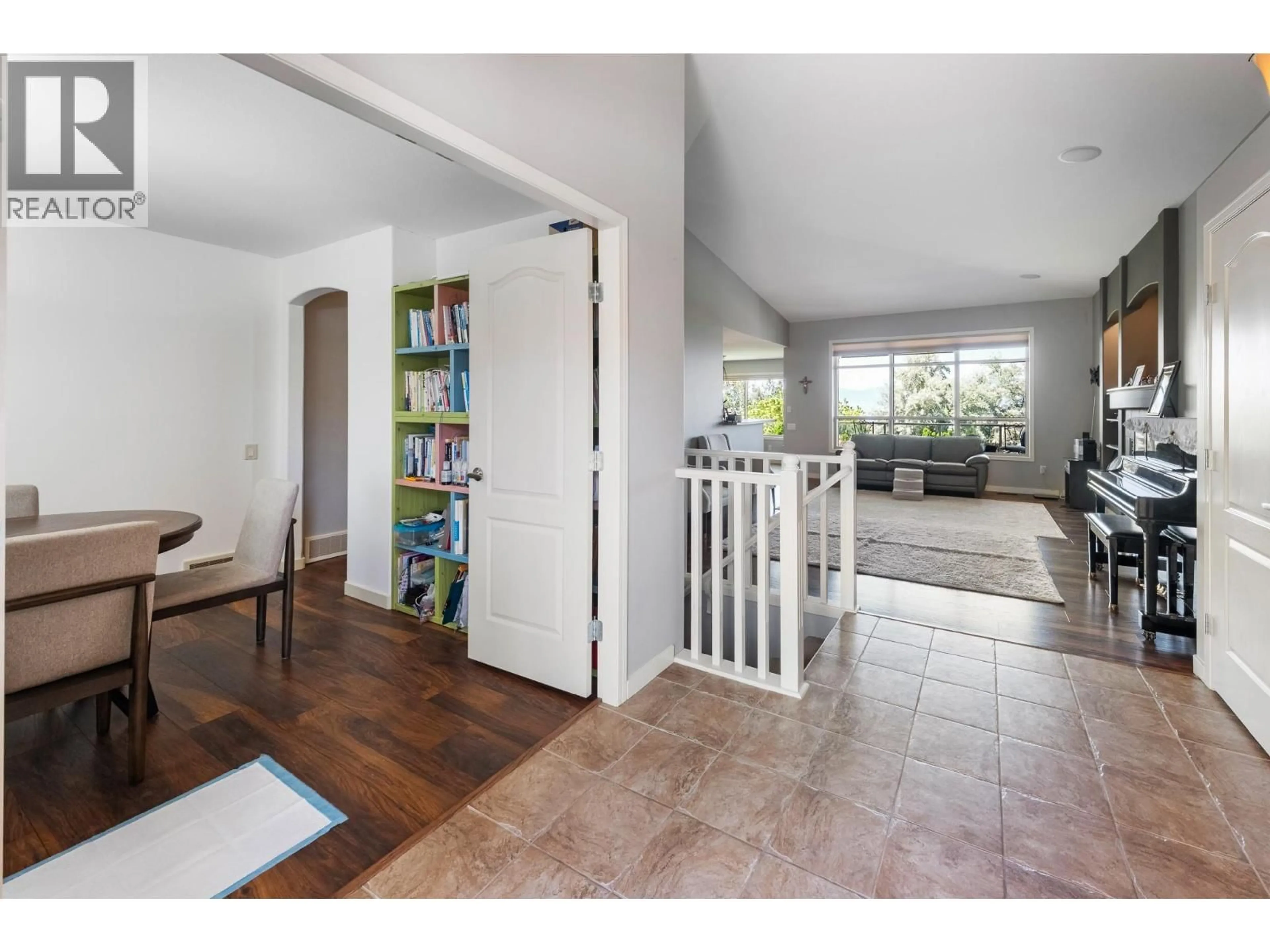 Indoor entryway for 632 ARROWLEAF LANE, Kelowna British Columbia V1W4Y5