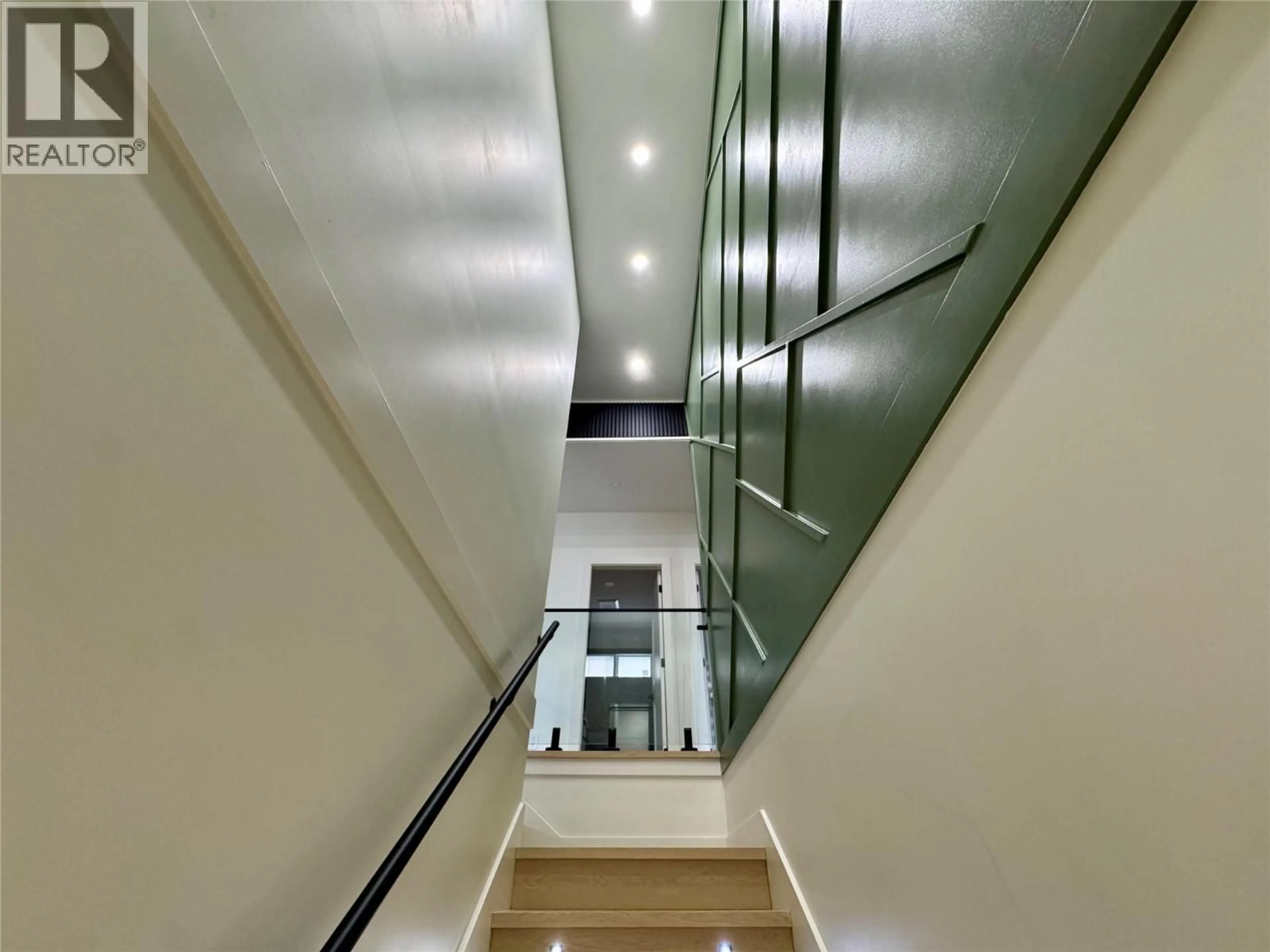 Indoor foyer for 3806 TORREY PINES DRIVE, Osoyoos British Columbia V0H1V4