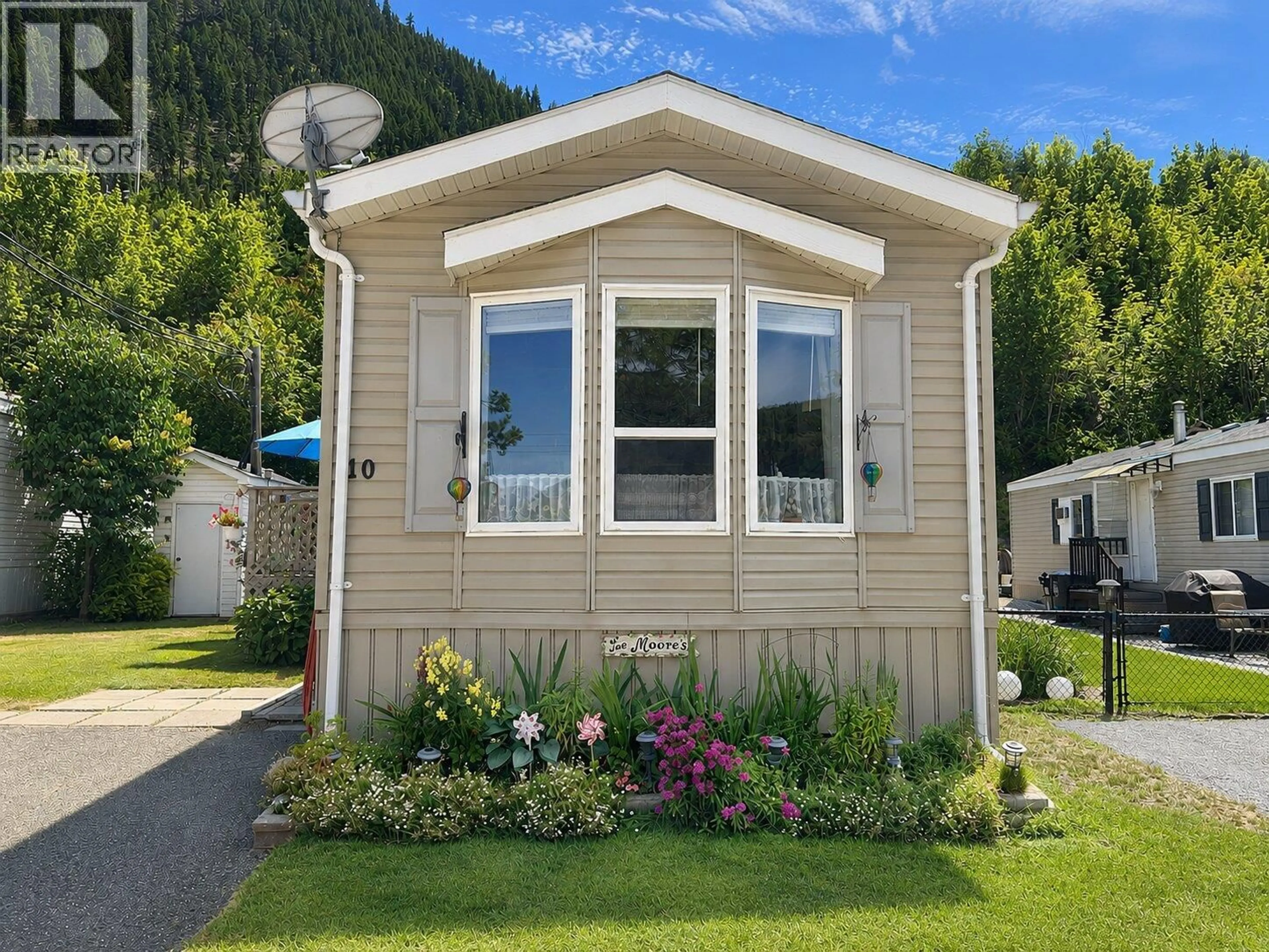 Home with vinyl exterior material, mountain view for 10 - 1250 HILLSIDE AVENUE, Chase British Columbia V0E1M0