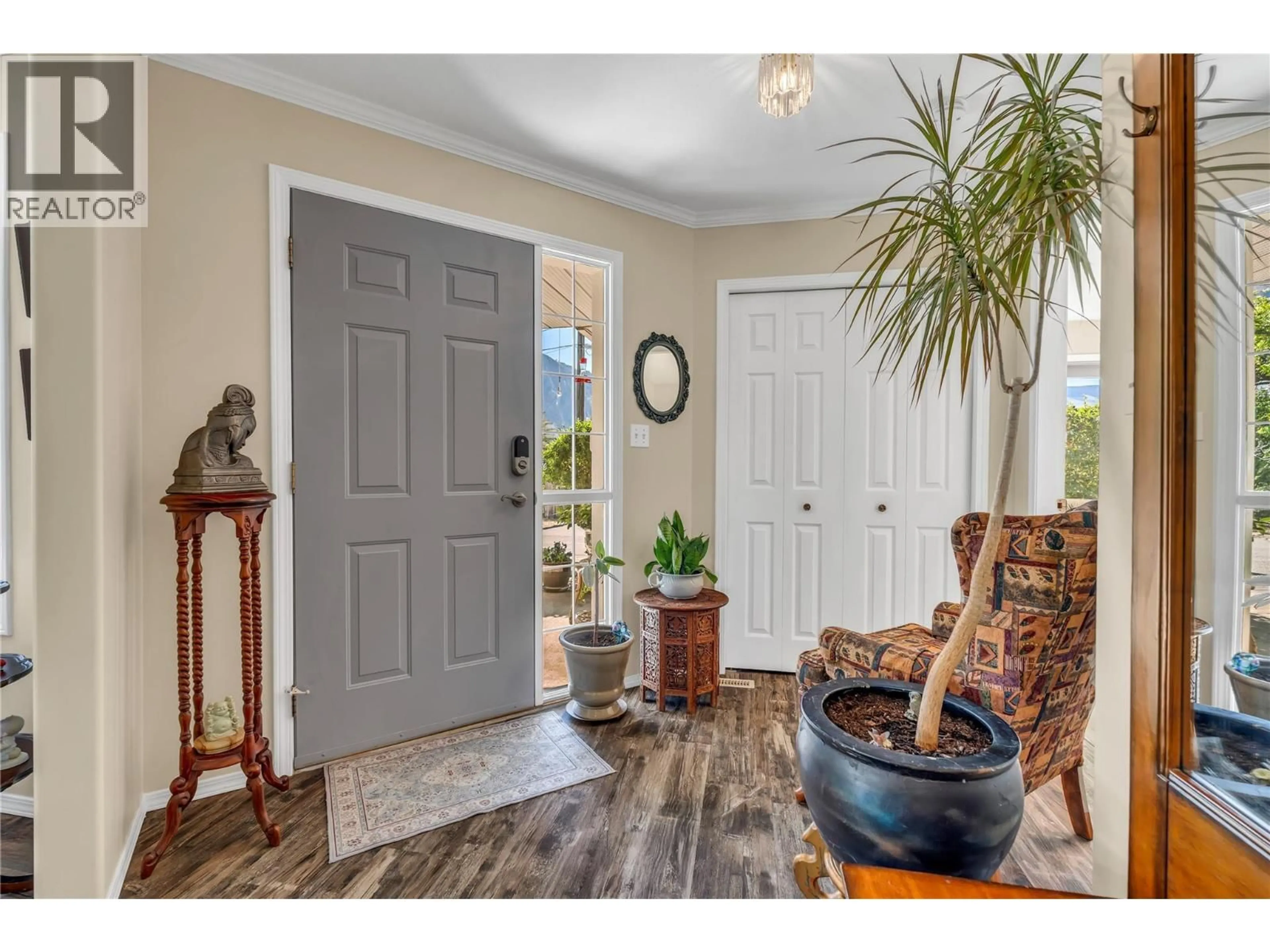 Indoor entryway for 1 - 522 VANSANTEN ROAD, Keremeos British Columbia V0X1N5