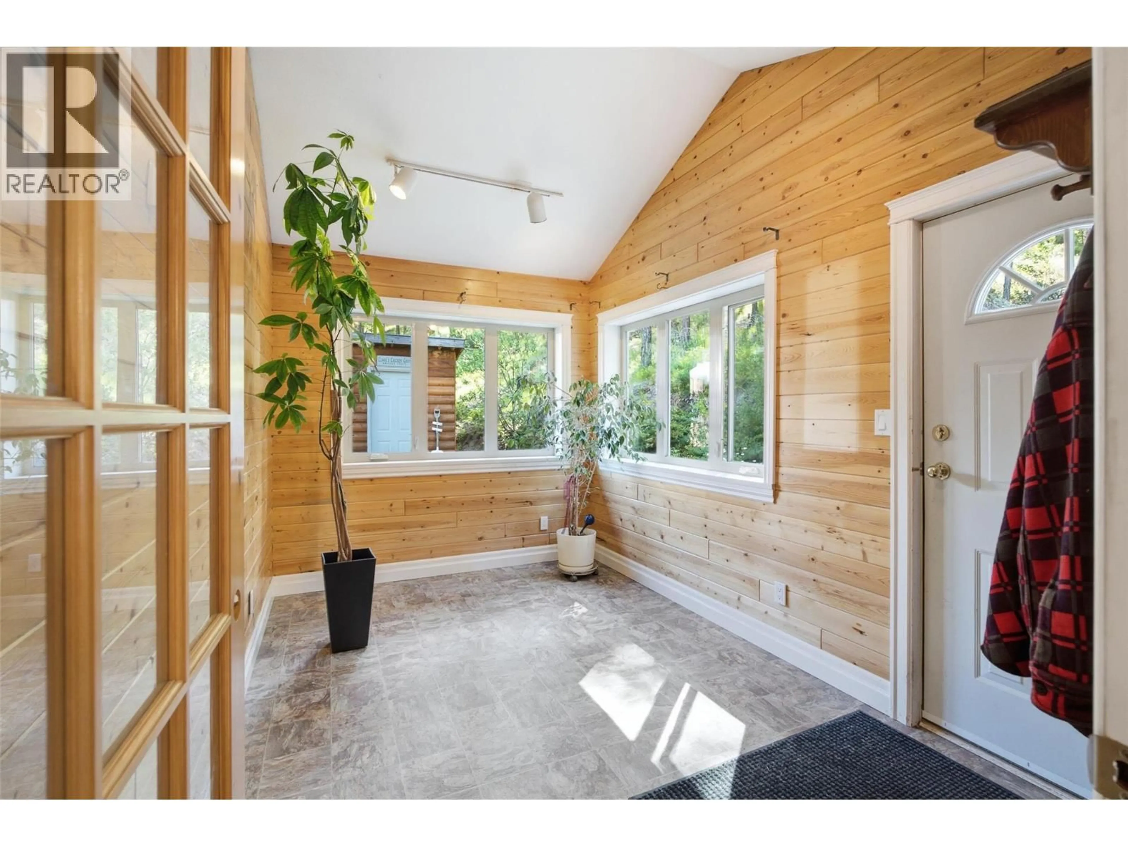 Indoor entryway for 4492 IRON MOUNTAIN ROAD, Merritt British Columbia V1K1B8