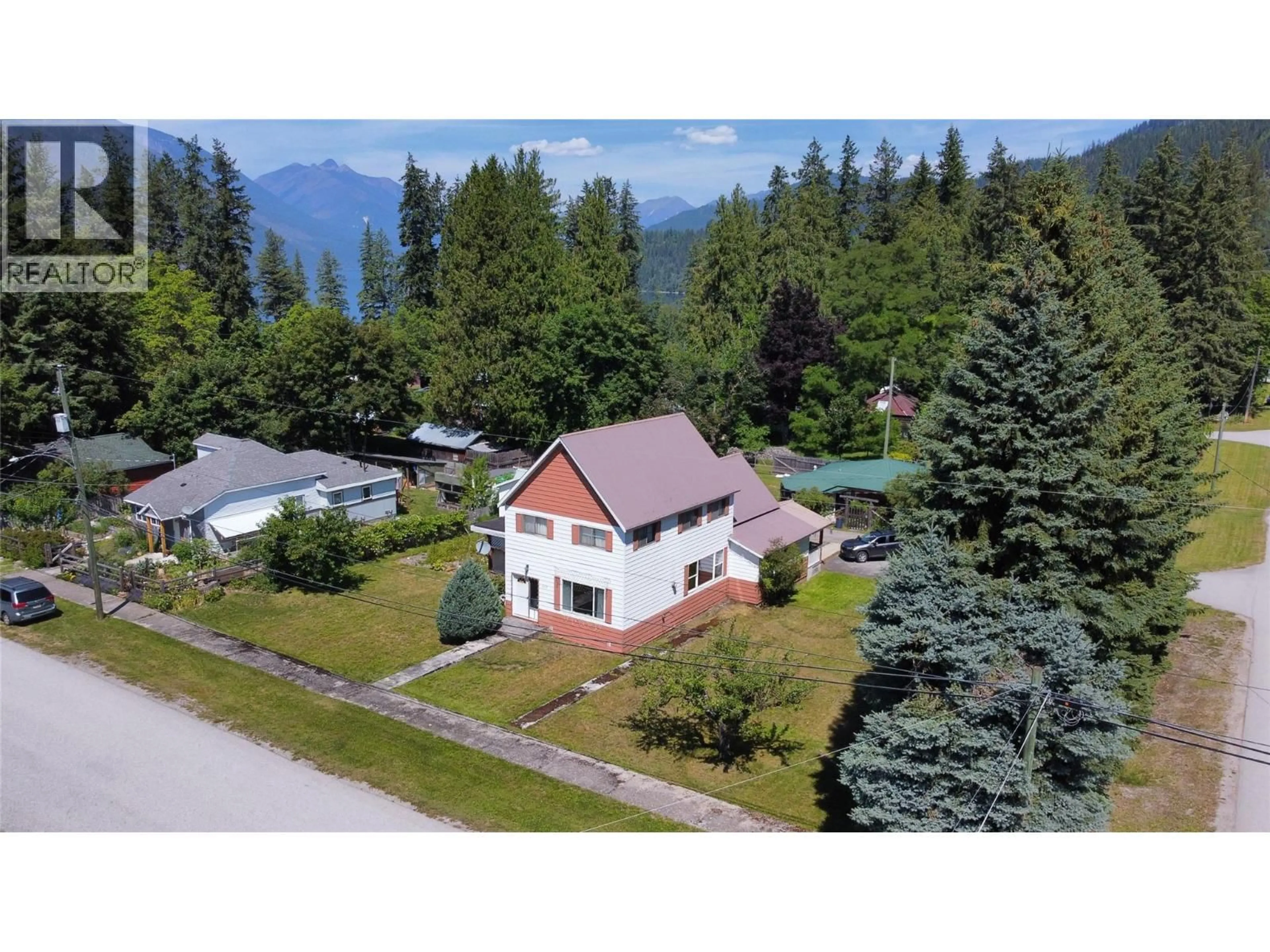 A pic from outside/outdoor area/front of a property/back of a property/a pic from drone, mountain view for 318 8TH AVENUE, New Denver British Columbia V0G1S1