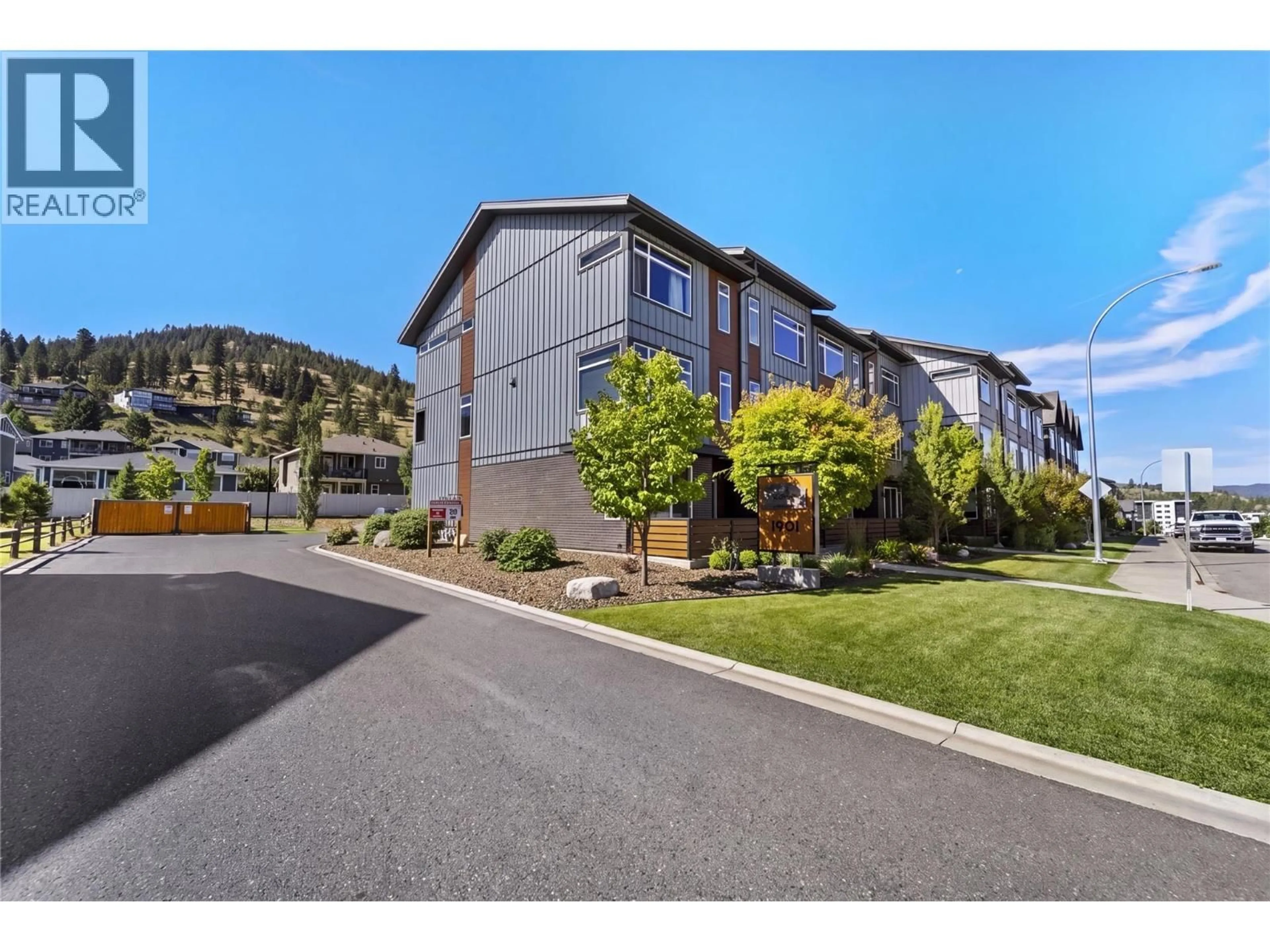 A pic from outside/outdoor area/front of a property/back of a property/a pic from drone, mountain view for 147 - 1901 QU'APPELLE BOULEVARD, Kamloops British Columbia V2E0C9