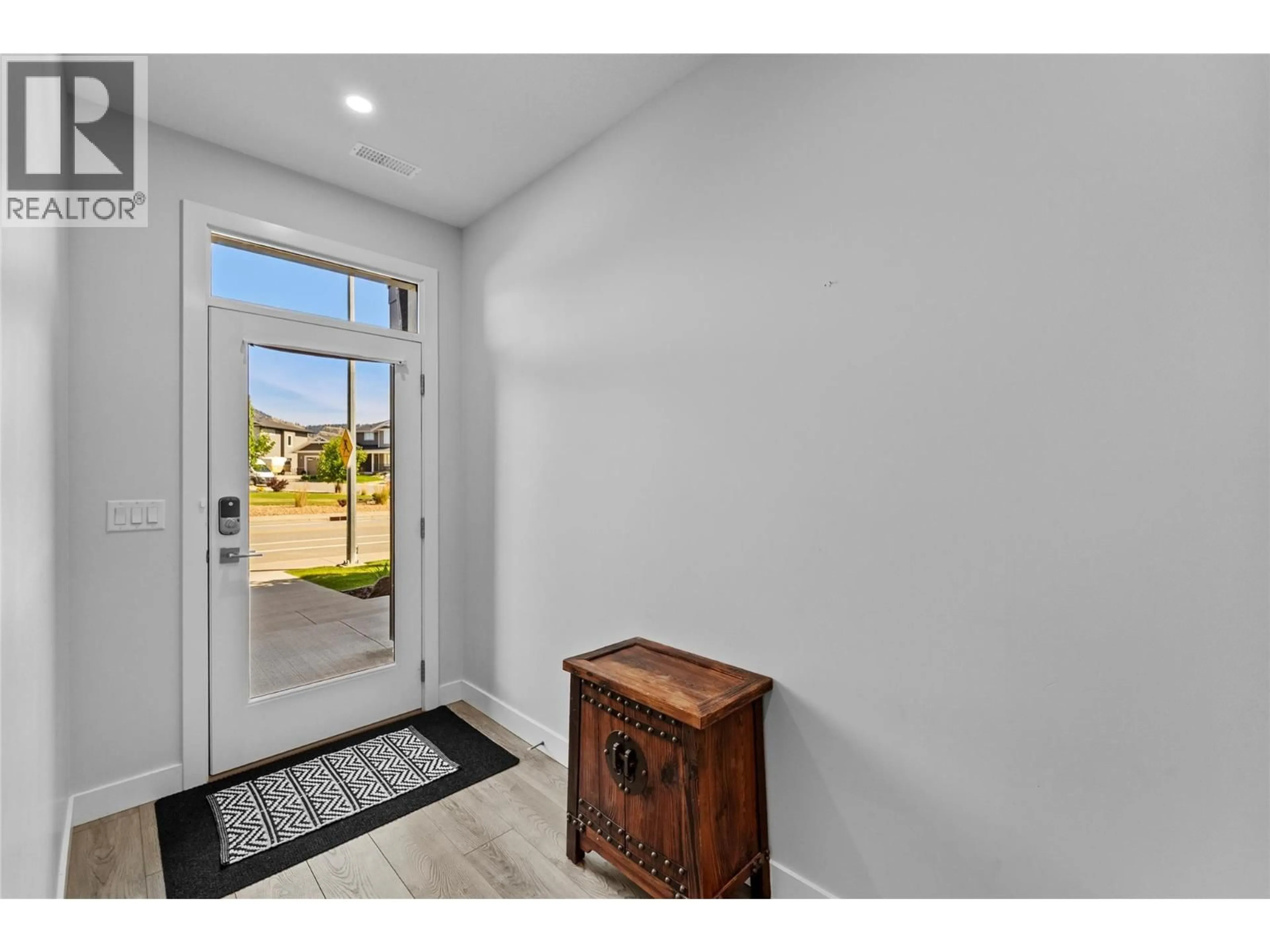 Indoor entryway for 147 - 1901 QU'APPELLE BOULEVARD, Kamloops British Columbia V2E0C9