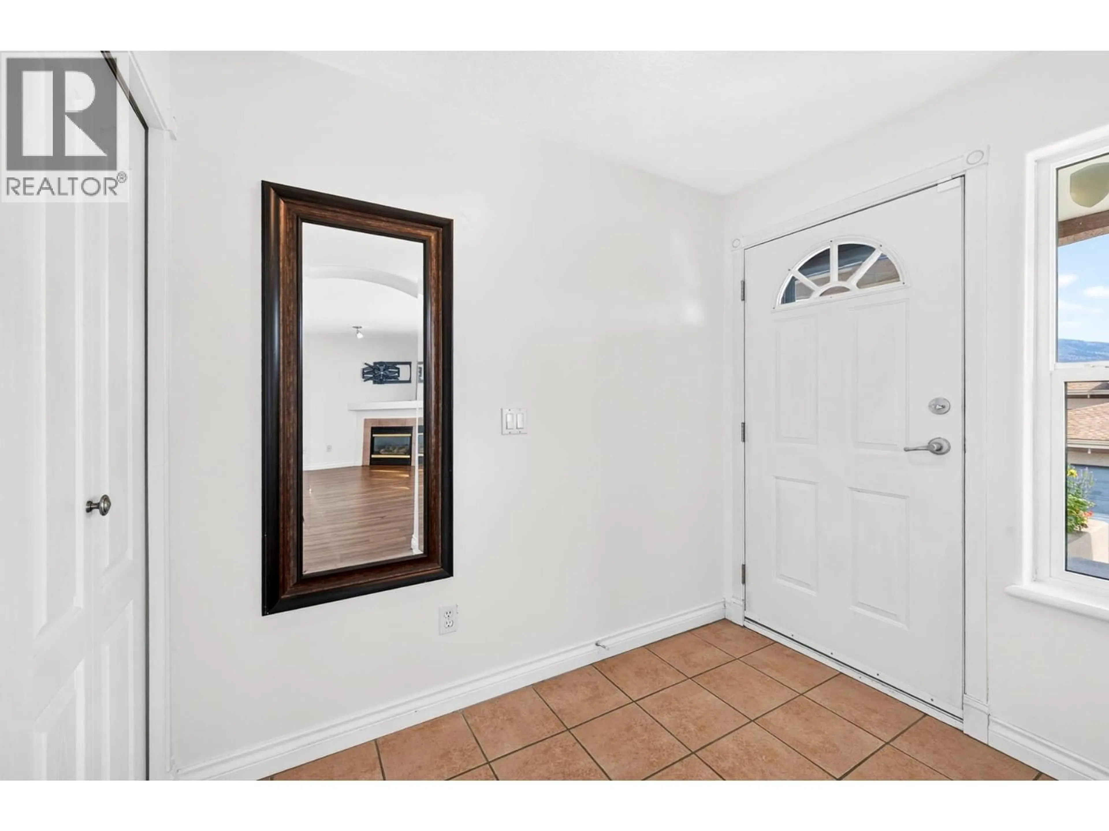 Indoor entryway for 402 - 875 SAHALI TERRACE, Kamloops British Columbia V2C6W9
