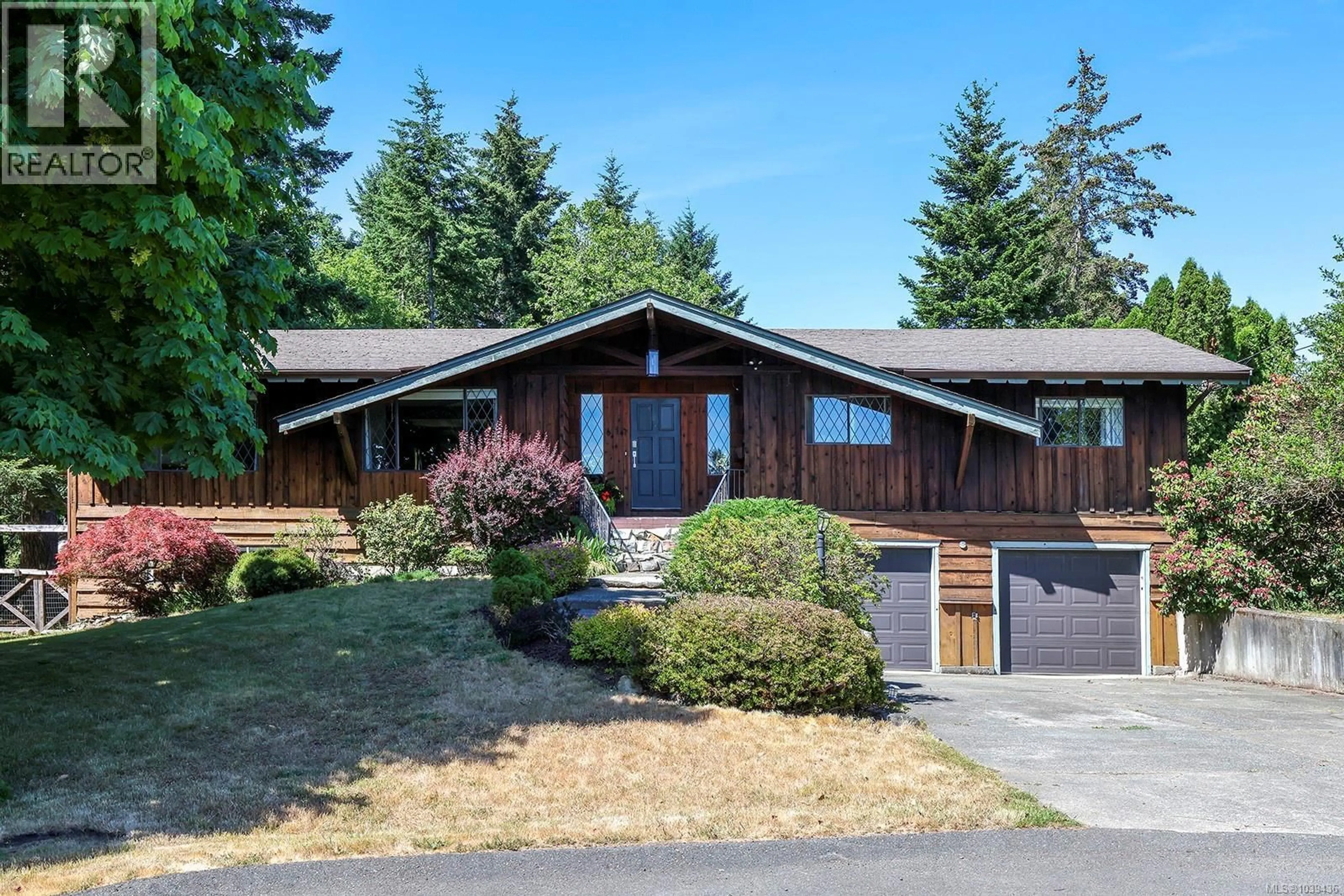 Home with vinyl exterior material, mountain view for 611 CRESTVIEW DRIVE, Comox British Columbia V9M3E6