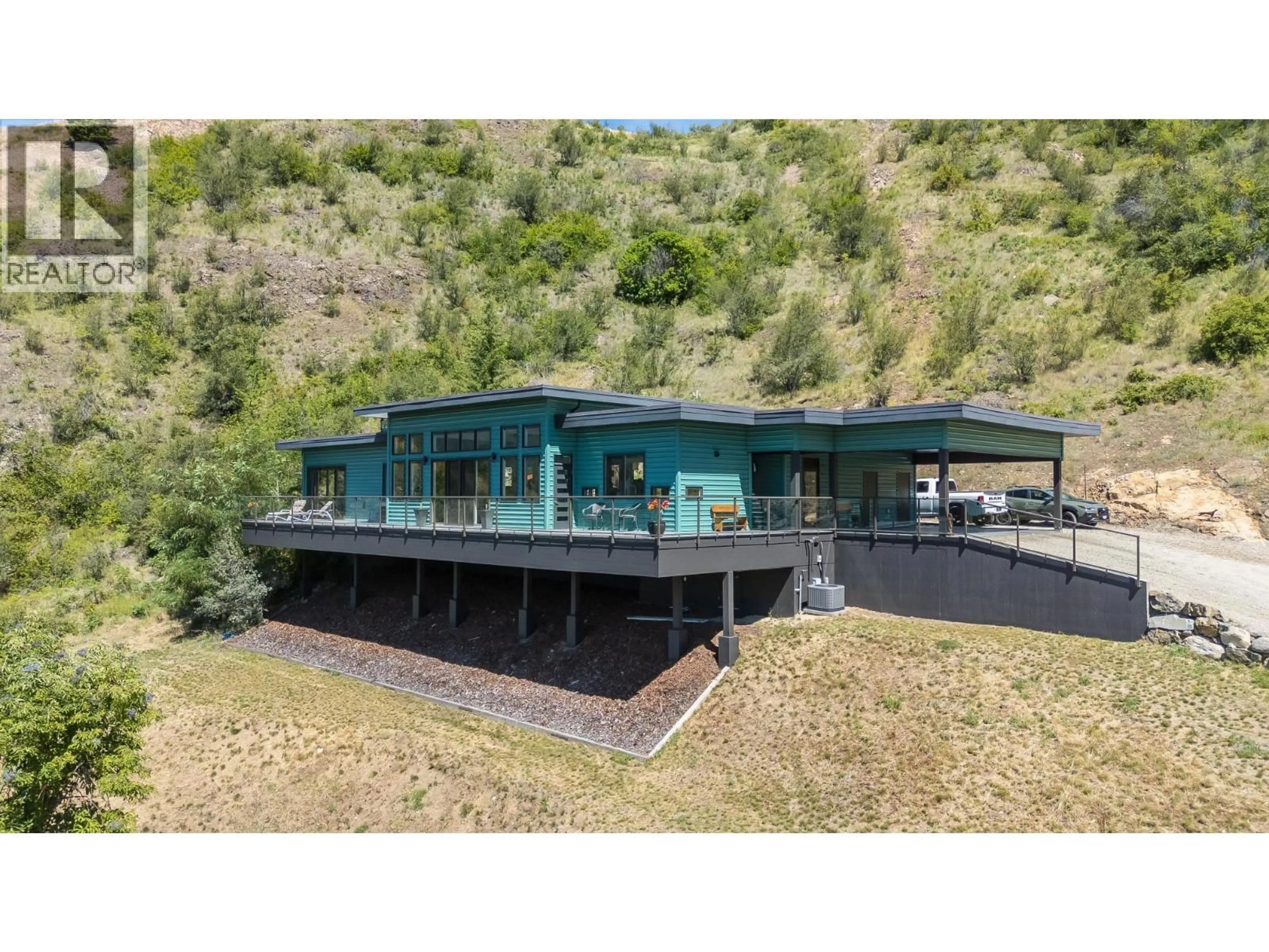 A pic from outside/outdoor area/front of a property/back of a property/a pic from drone, unknown for 160 10TH AVENUE, Montrose British Columbia V0G1P0