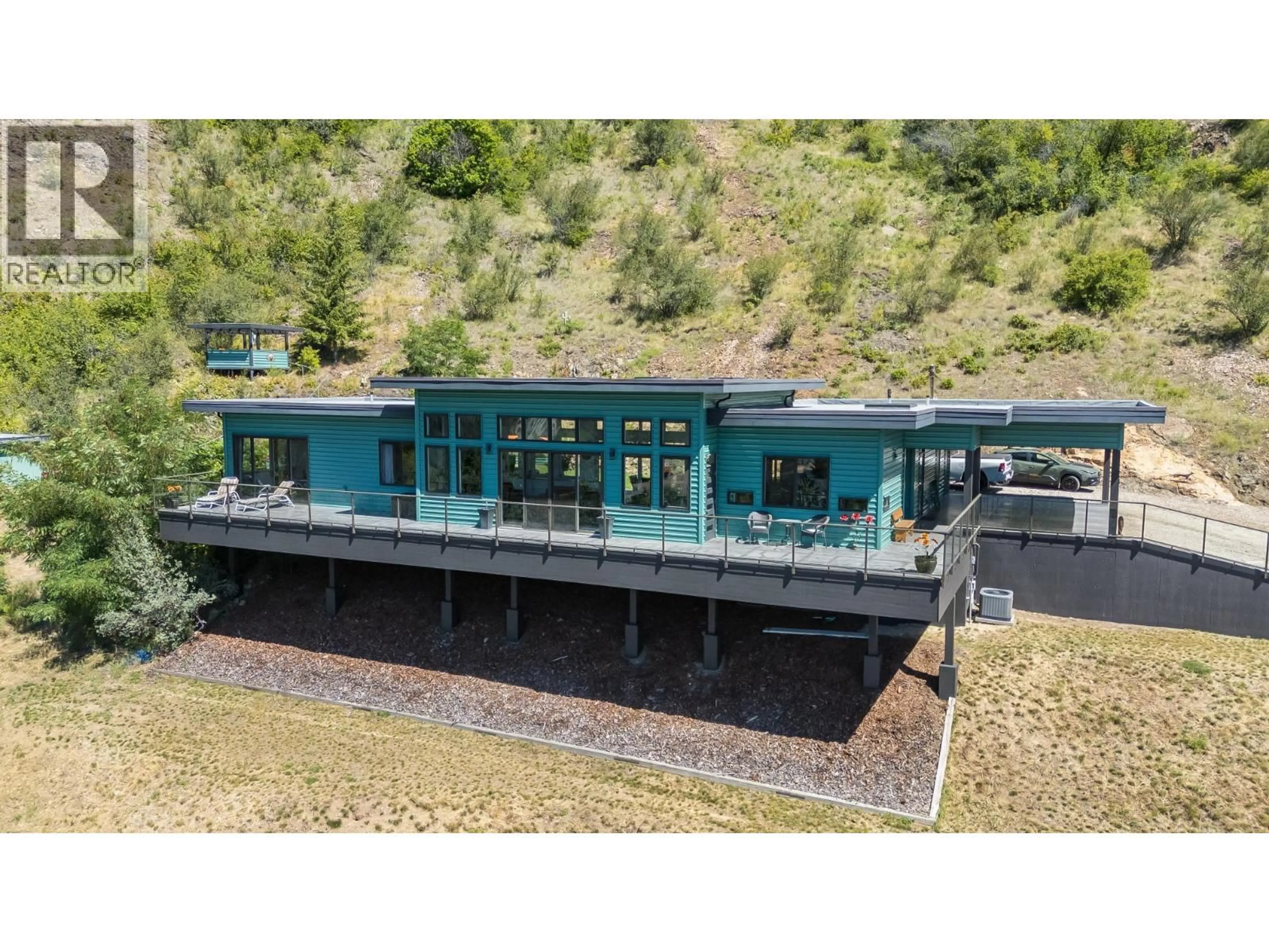 A pic from outside/outdoor area/front of a property/back of a property/a pic from drone, unknown for 160 10TH AVENUE, Montrose British Columbia V0G1P0