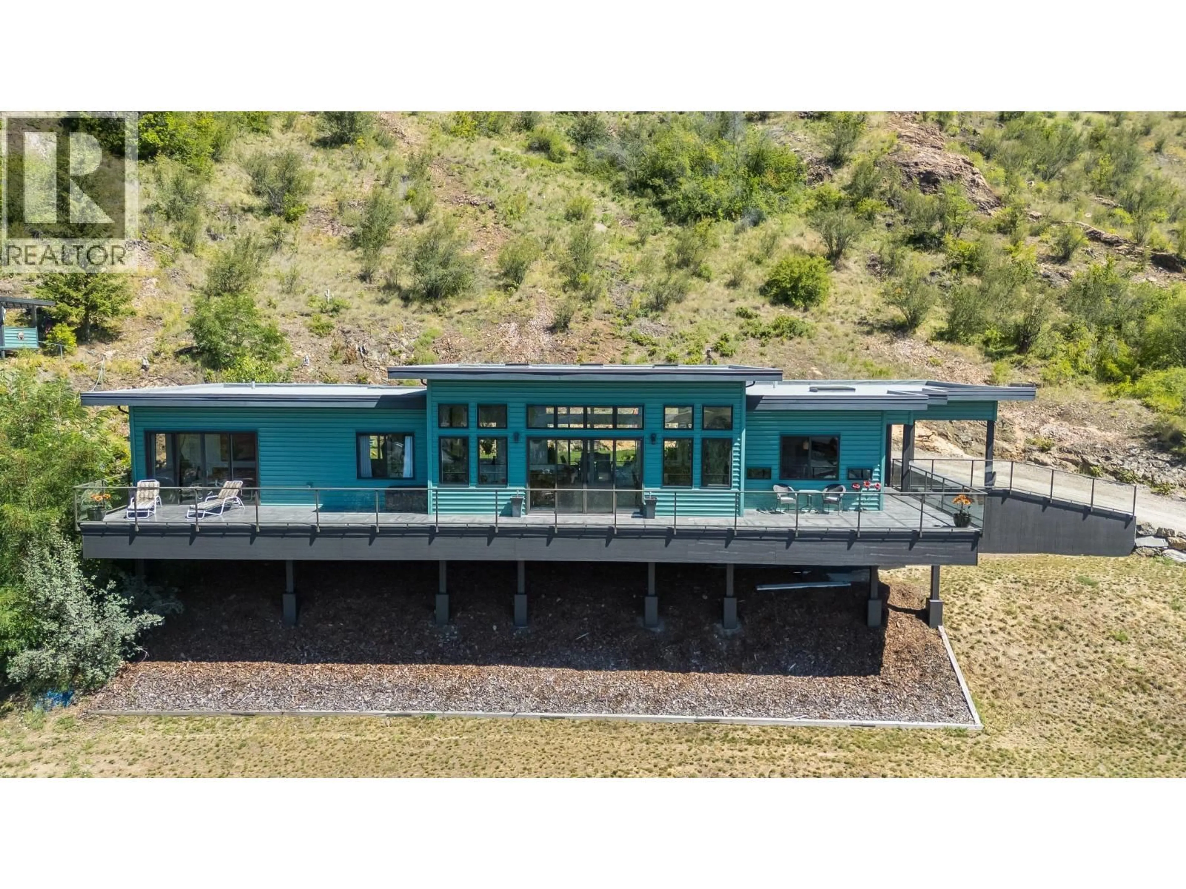 A pic from outside/outdoor area/front of a property/back of a property/a pic from drone, building for 160 10TH AVENUE, Montrose British Columbia V0G1P0