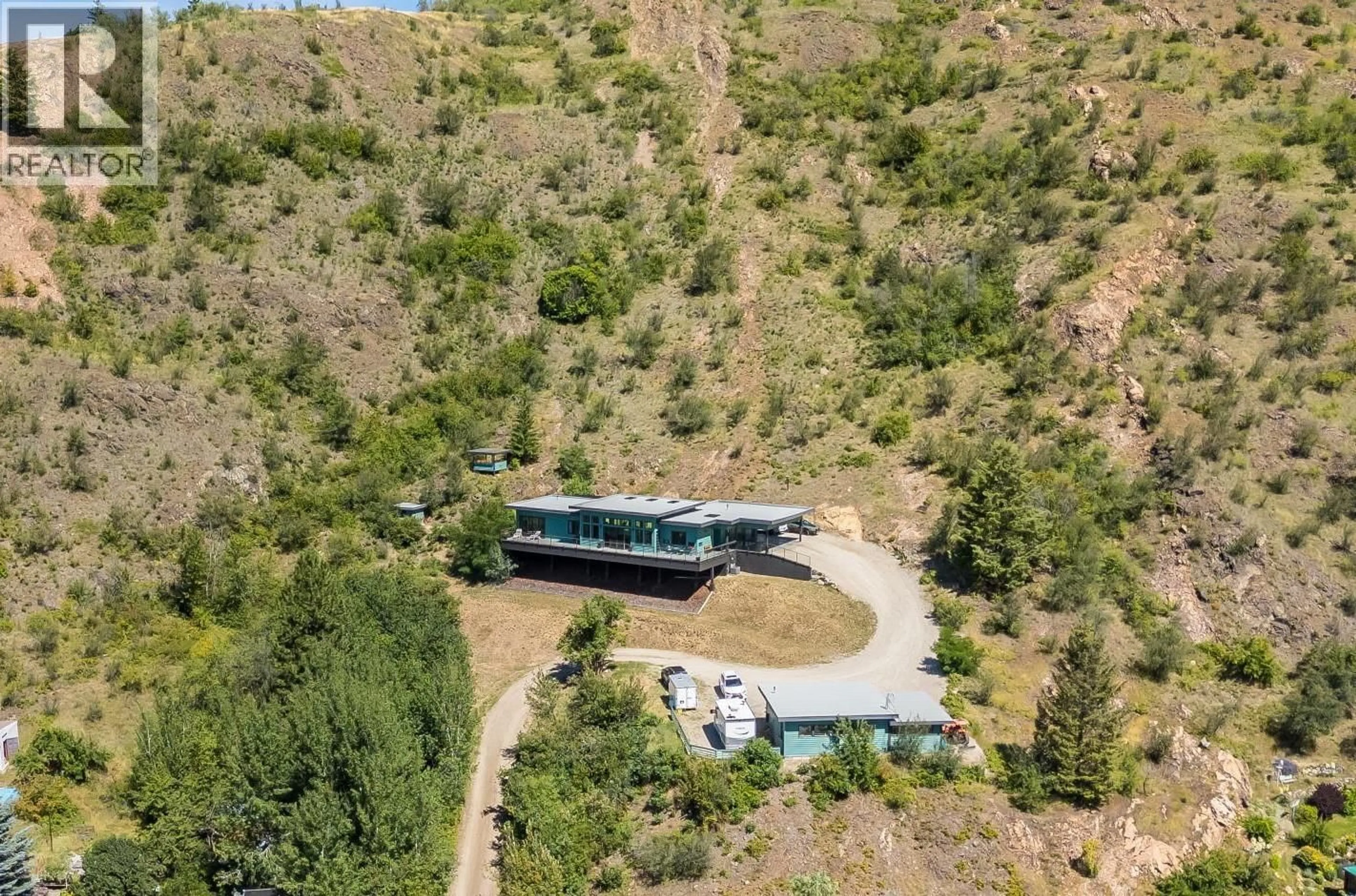 A pic from outside/outdoor area/front of a property/back of a property/a pic from drone, mountain view for 160 10TH AVENUE, Montrose British Columbia V0G1P0
