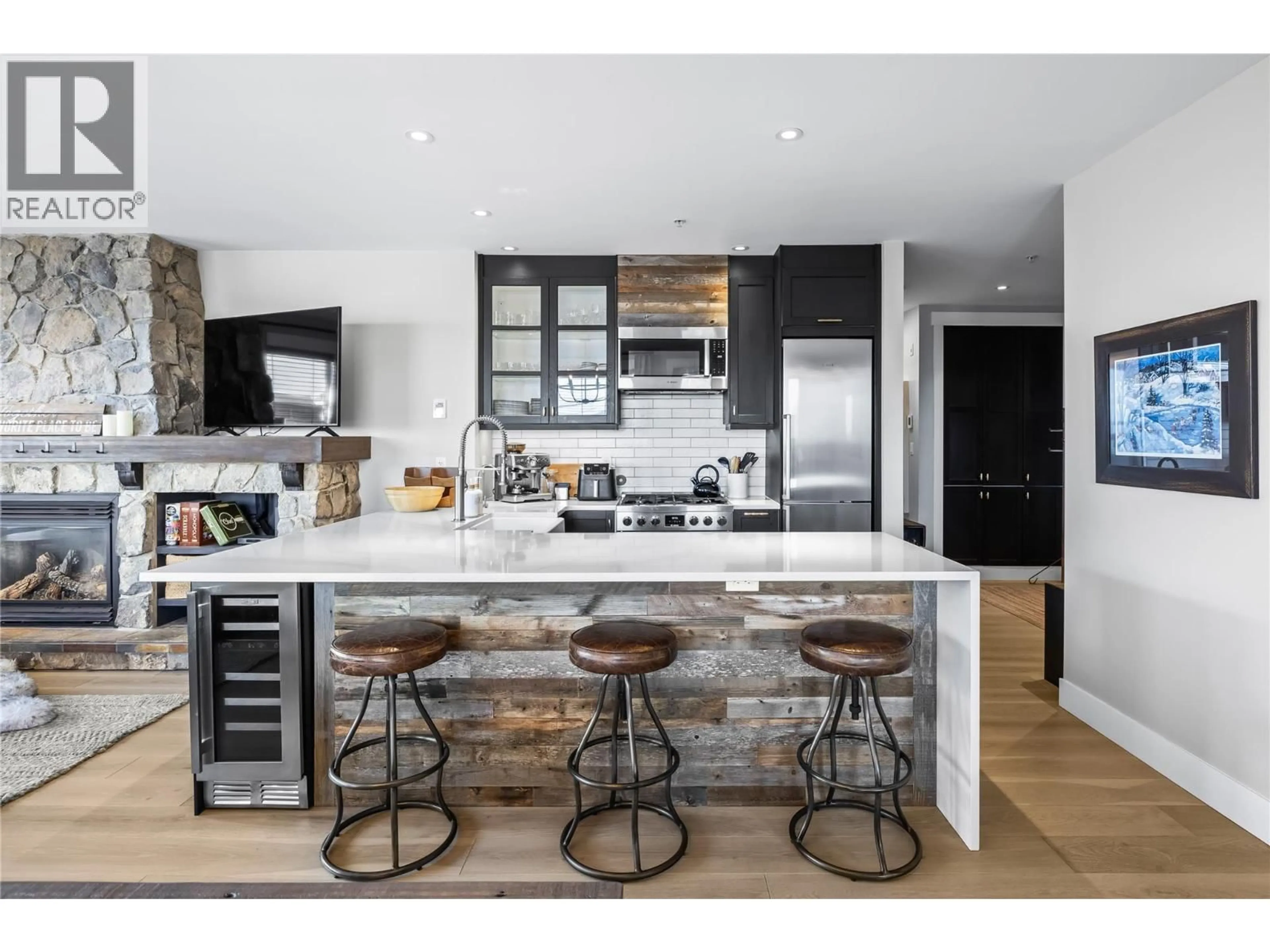 Contemporary kitchen, unknown for 101 - 5300 BIG WHITE ROAD, Big White British Columbia V1P1P3