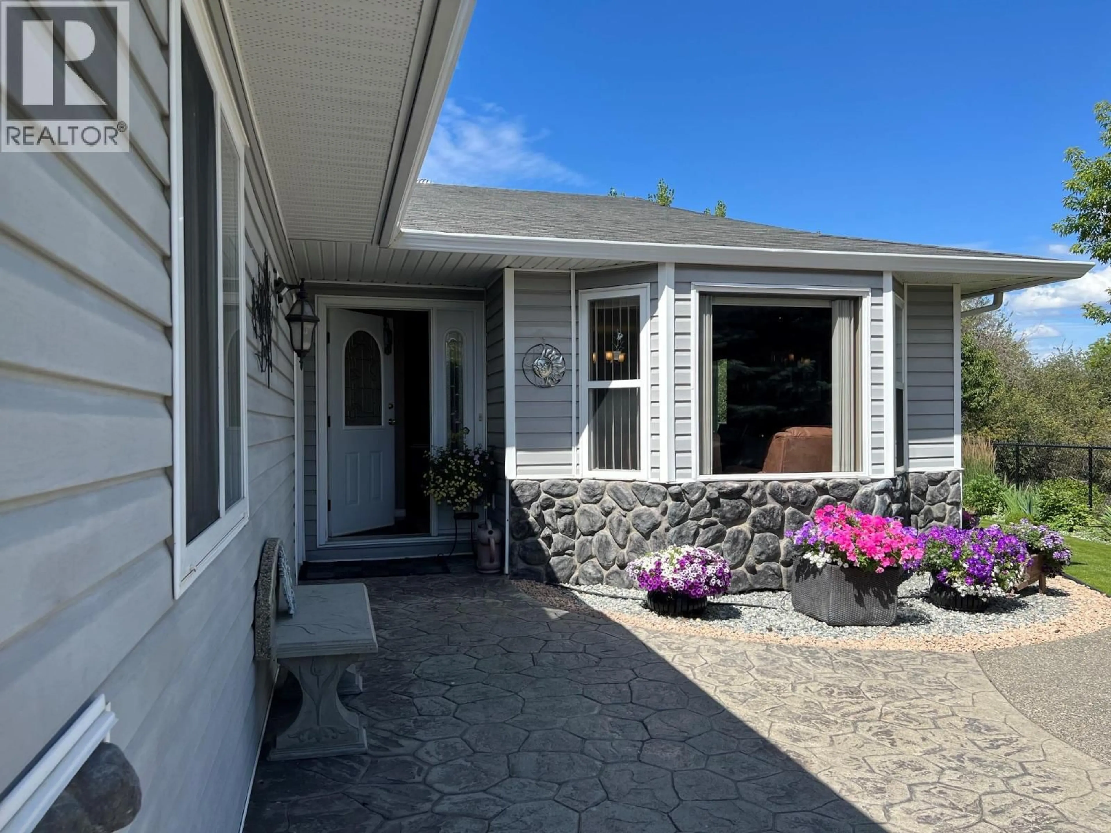 Home with vinyl exterior material, street for 660 6TH AVENUE, Vernon British Columbia V1H1Z1