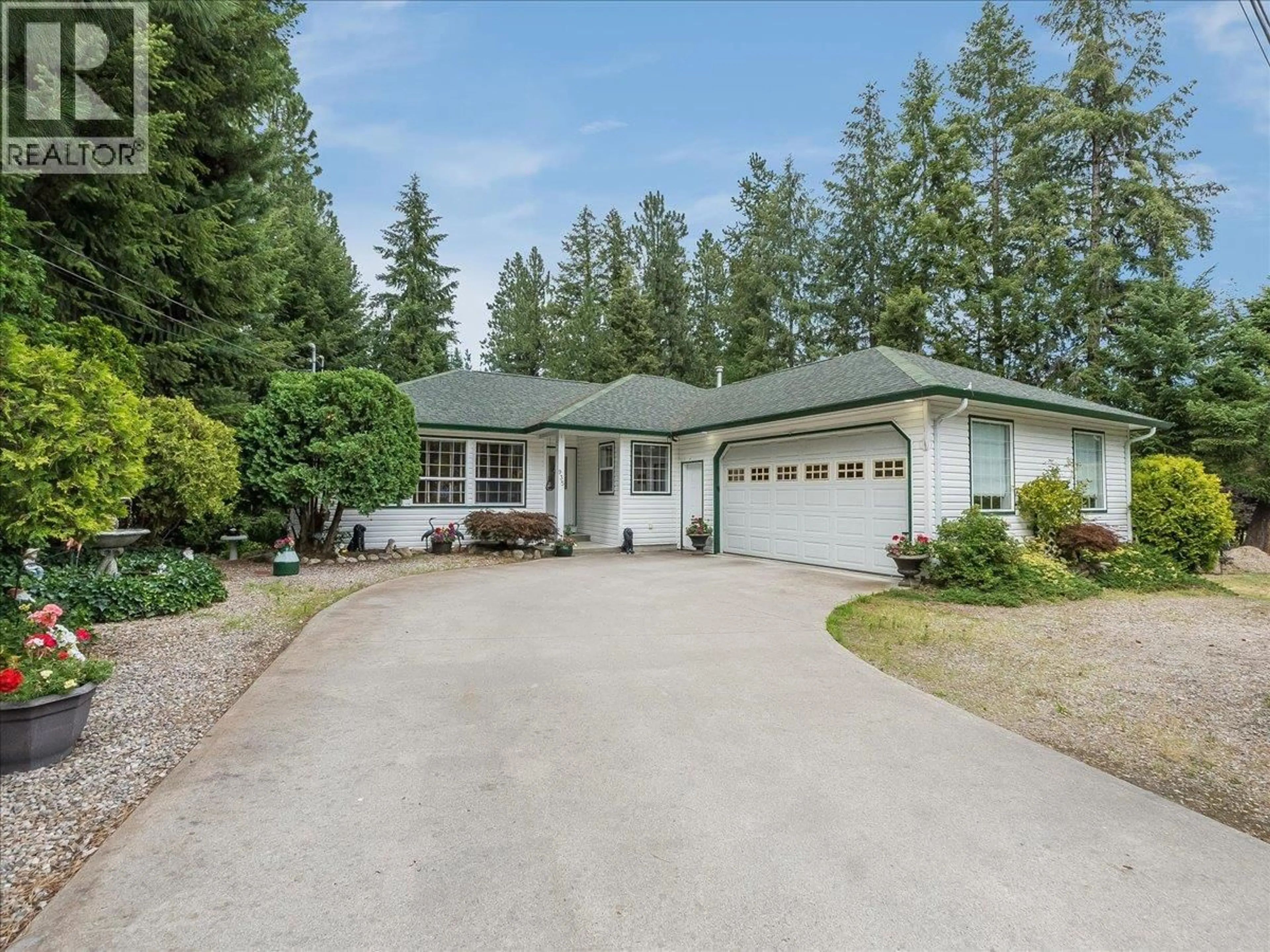 Home with vinyl exterior material, street for 935 PINE CRESCENT, Genelle British Columbia V0G1G0
