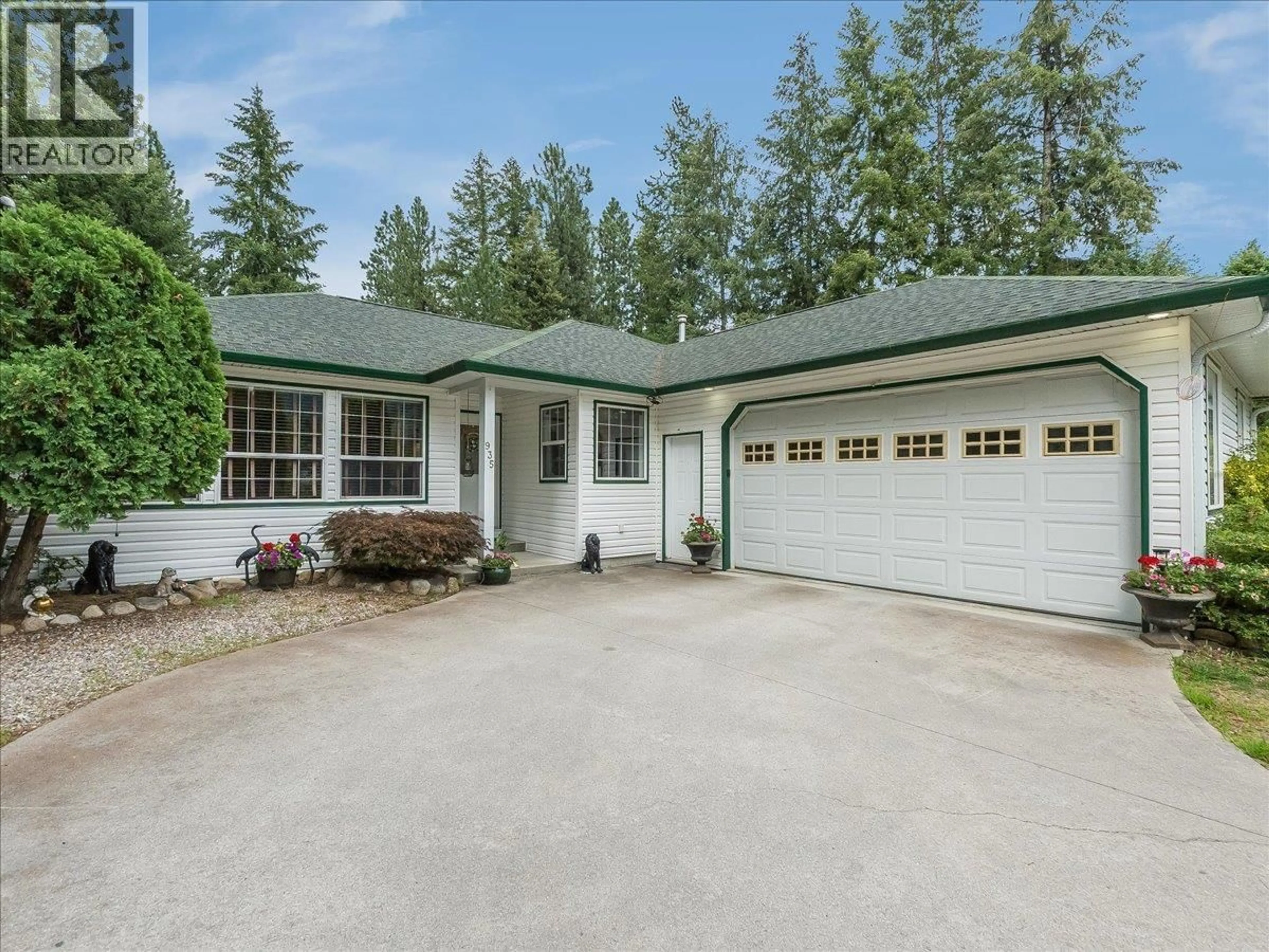 Home with vinyl exterior material, street for 935 PINE CRESCENT, Genelle British Columbia V0G1G0
