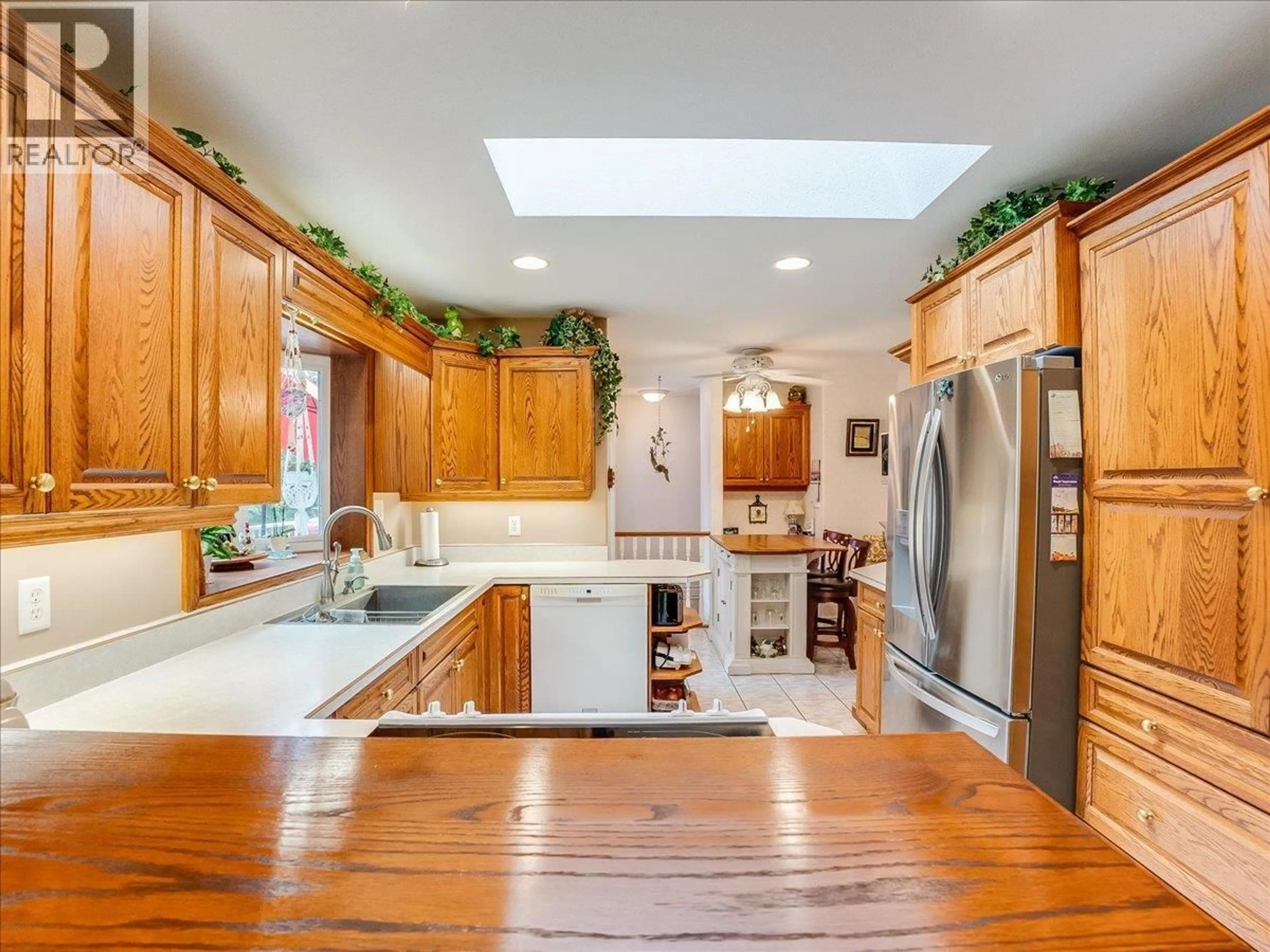 Open concept kitchen, unknown for 935 PINE CRESCENT, Genelle British Columbia V0G1G0