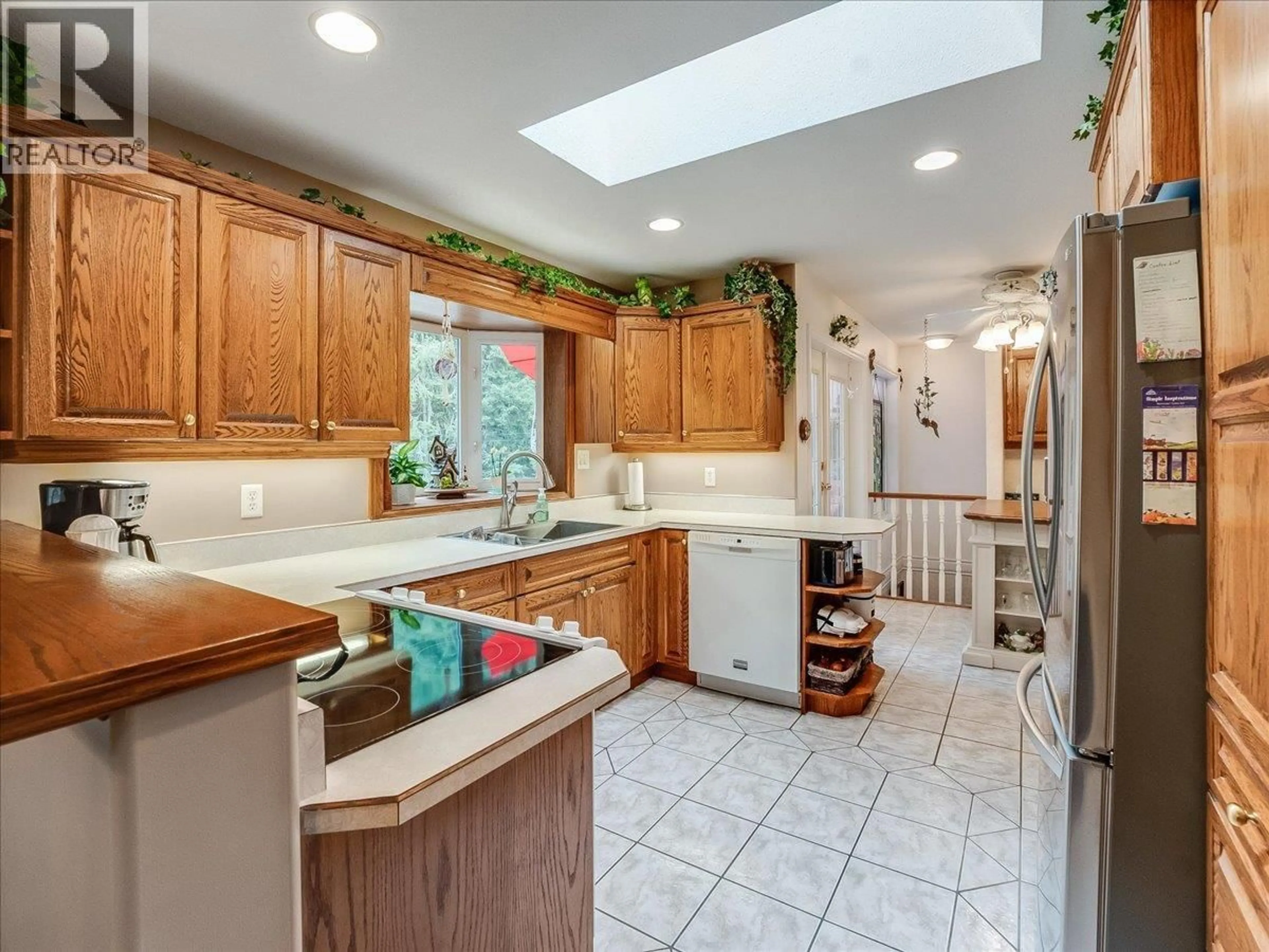 Open concept kitchen, ceramic/tile floor for 935 PINE CRESCENT, Genelle British Columbia V0G1G0