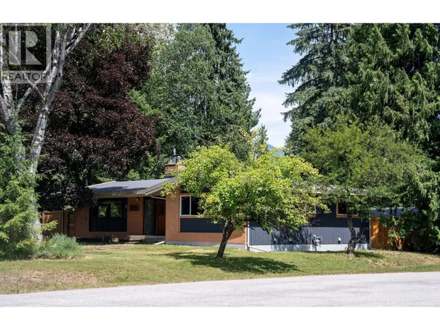 1888 AIRPORT WAY, Revelstoke 4