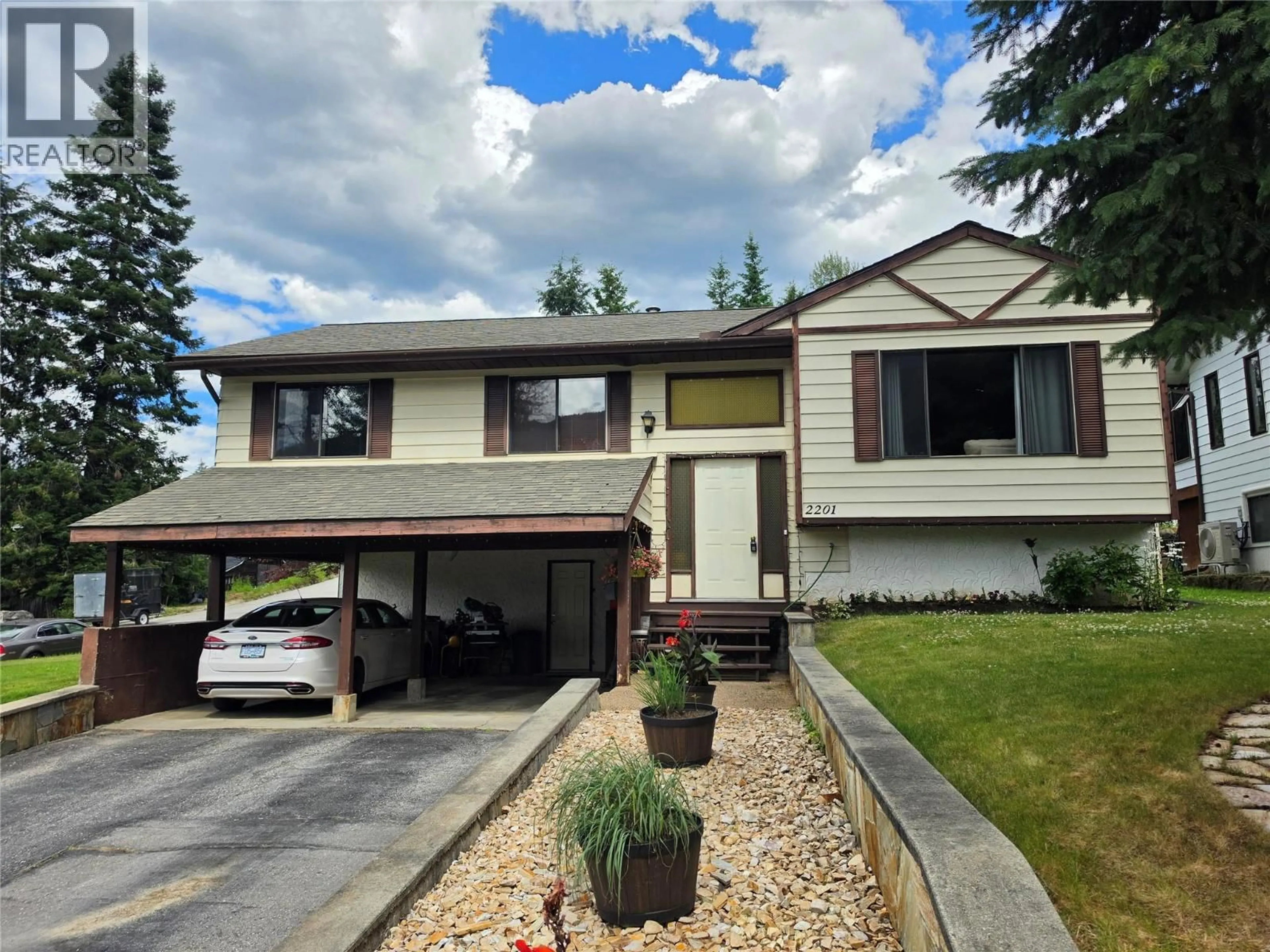 Home with vinyl exterior material, street for 2201 FALLS STREET, Nelson British Columbia V1L1K6