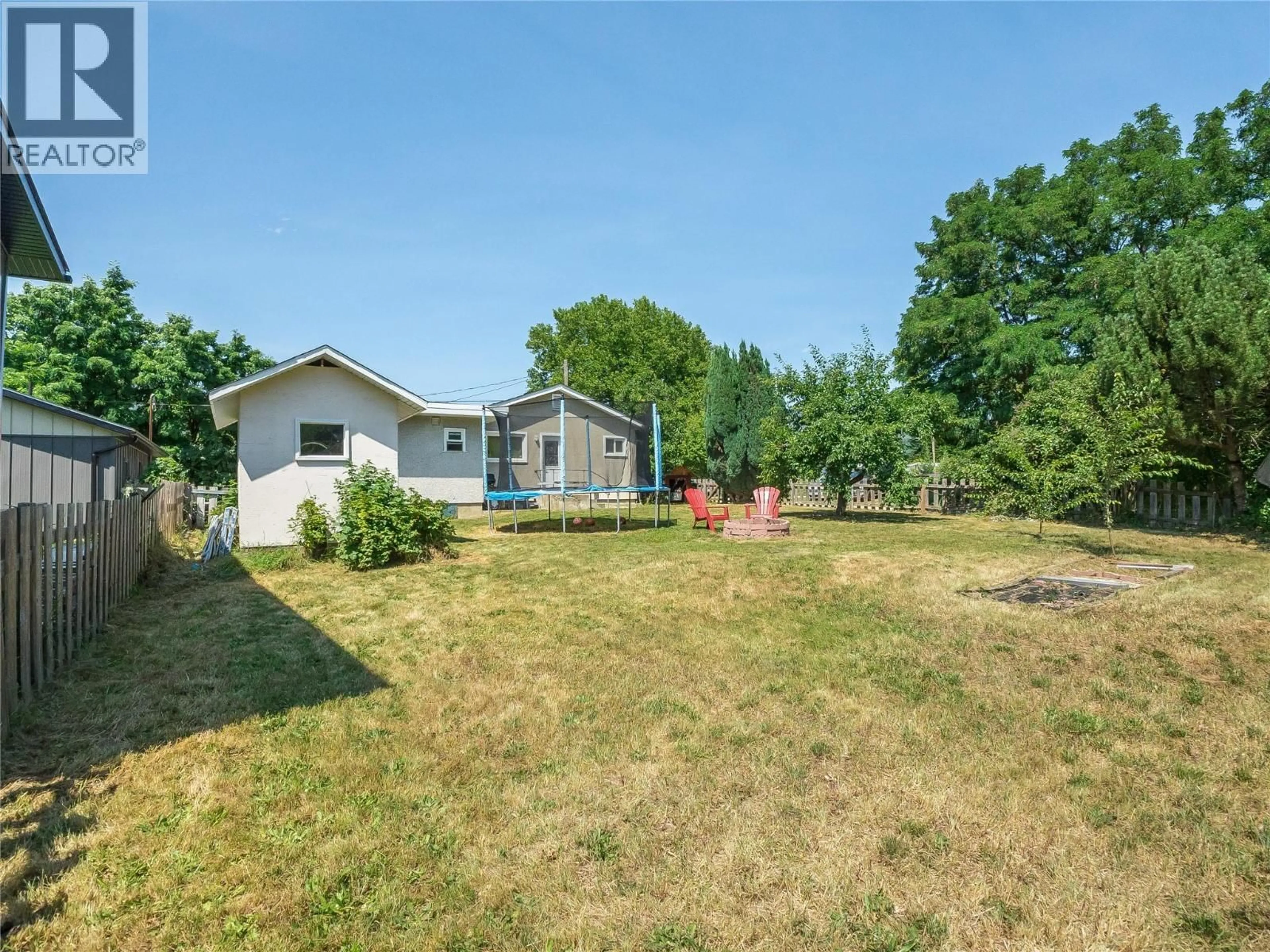 A pic from outside/outdoor area/front of a property/back of a property/a pic from drone, unknown for 502 3RD AVENUE, Castlegar British Columbia V1N1Y2