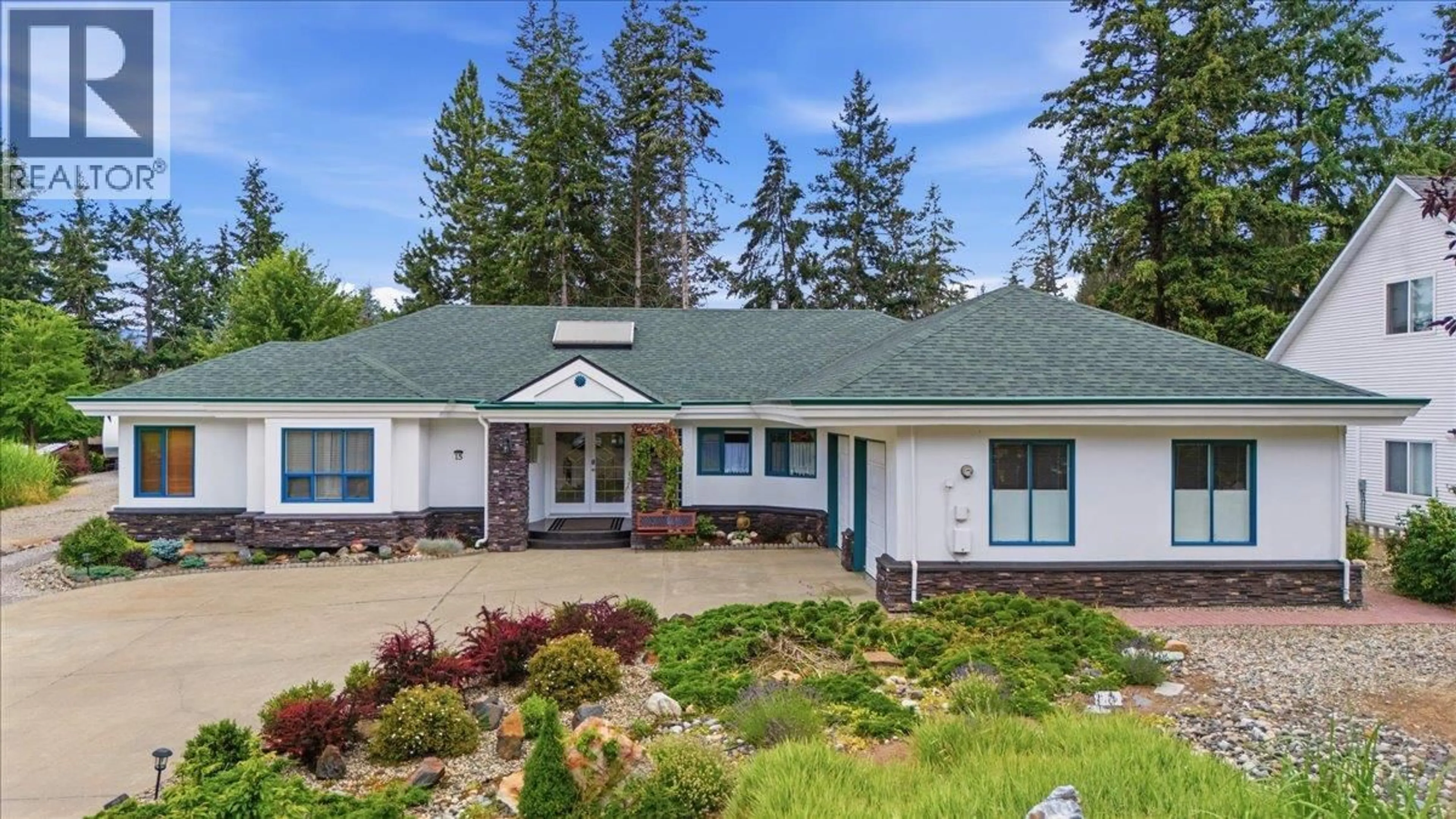 Home with vinyl exterior material, unknown for 15 FARCHANT WAY, Vernon British Columbia V1T6M1
