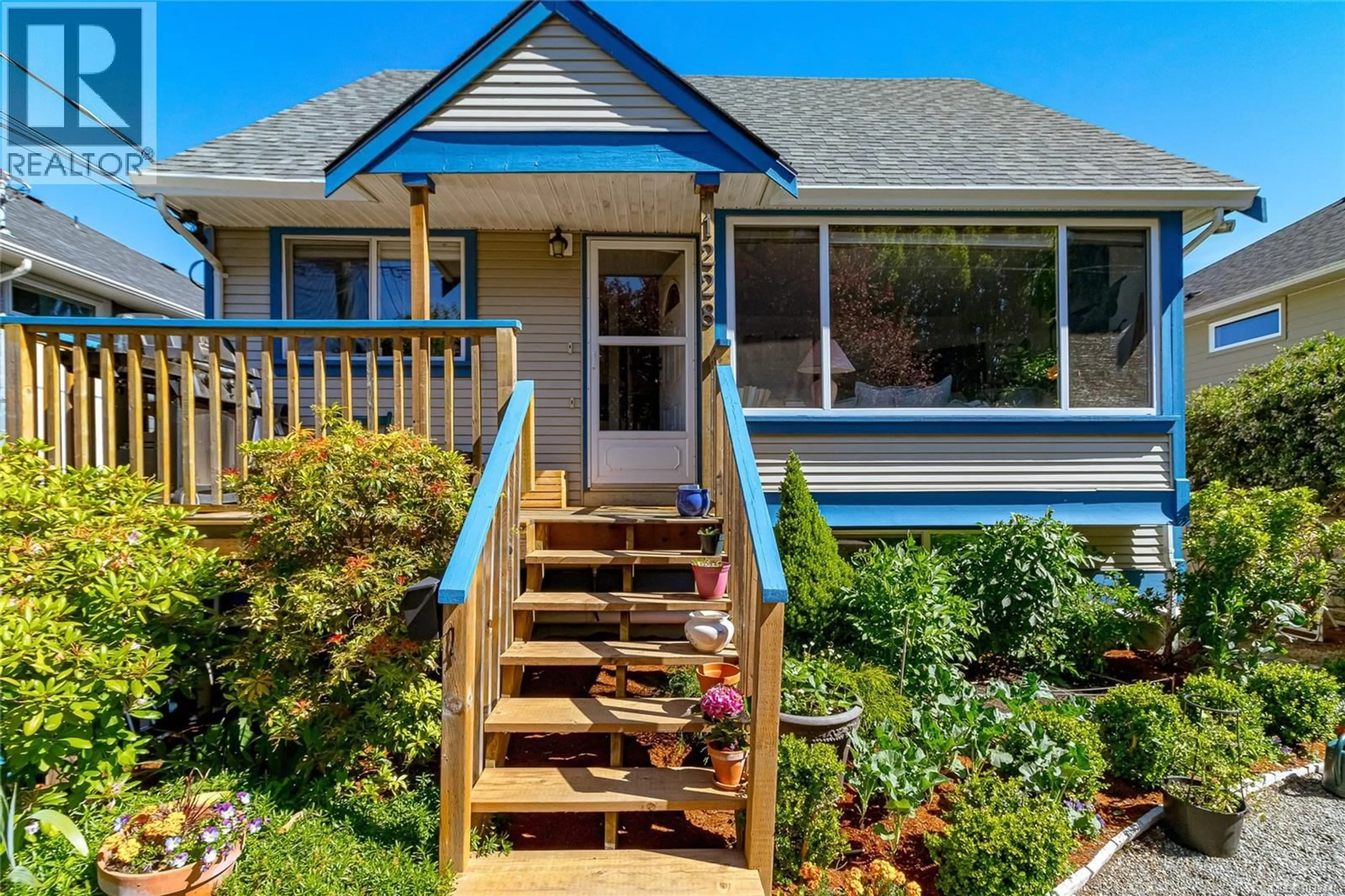 Home with vinyl exterior material, street for 1228 PEMBROKE STREET, Victoria British Columbia V8T1J8