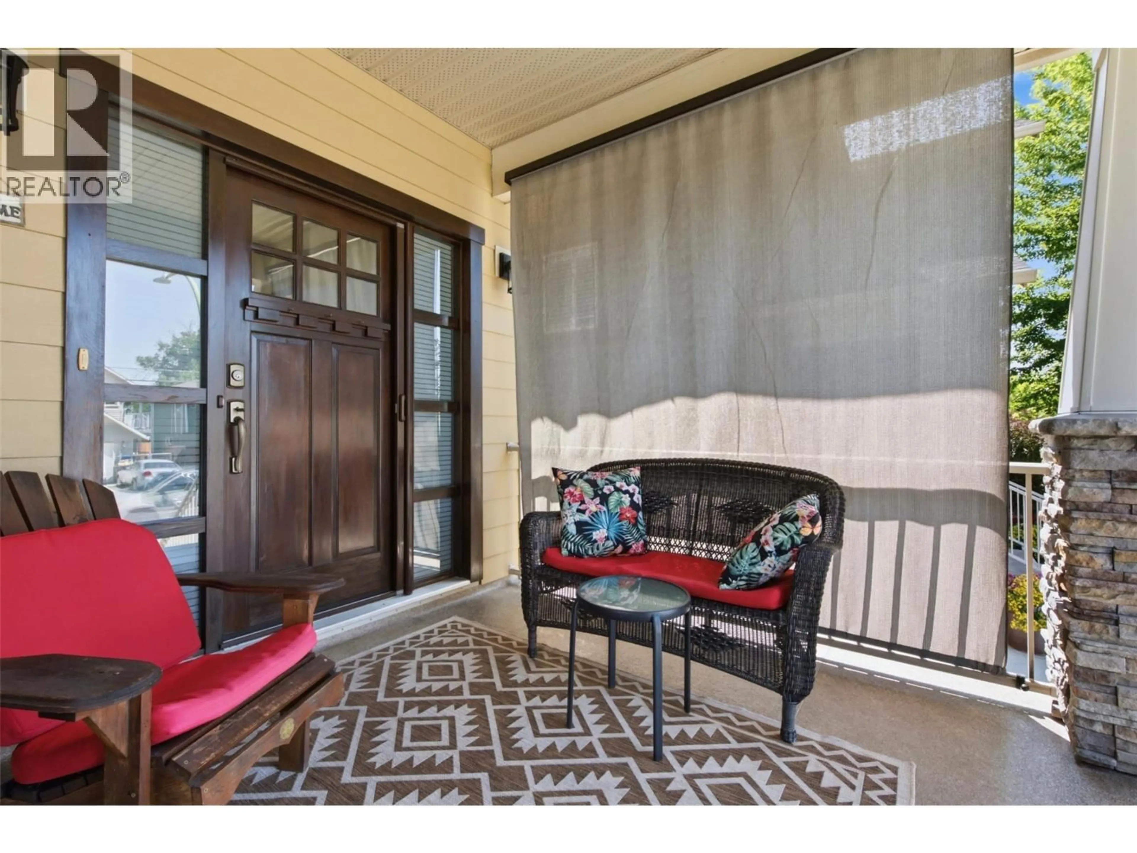 Indoor foyer for 2249 WILKINSON STREET, Kelowna British Columbia V1Y7Z1