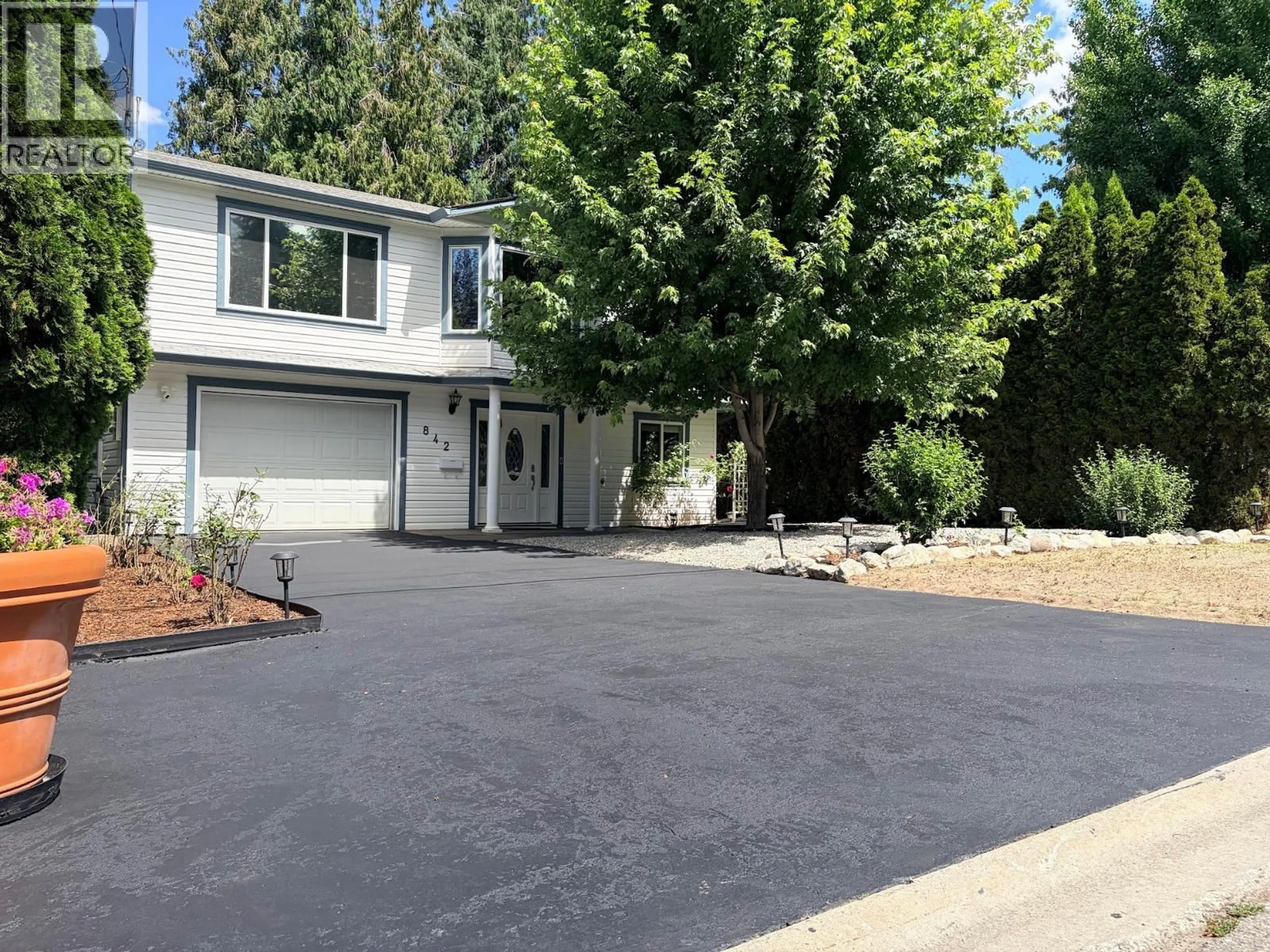 Home with vinyl exterior material, street for 842 RAYMER ROAD, Kelowna British Columbia V1W1J8