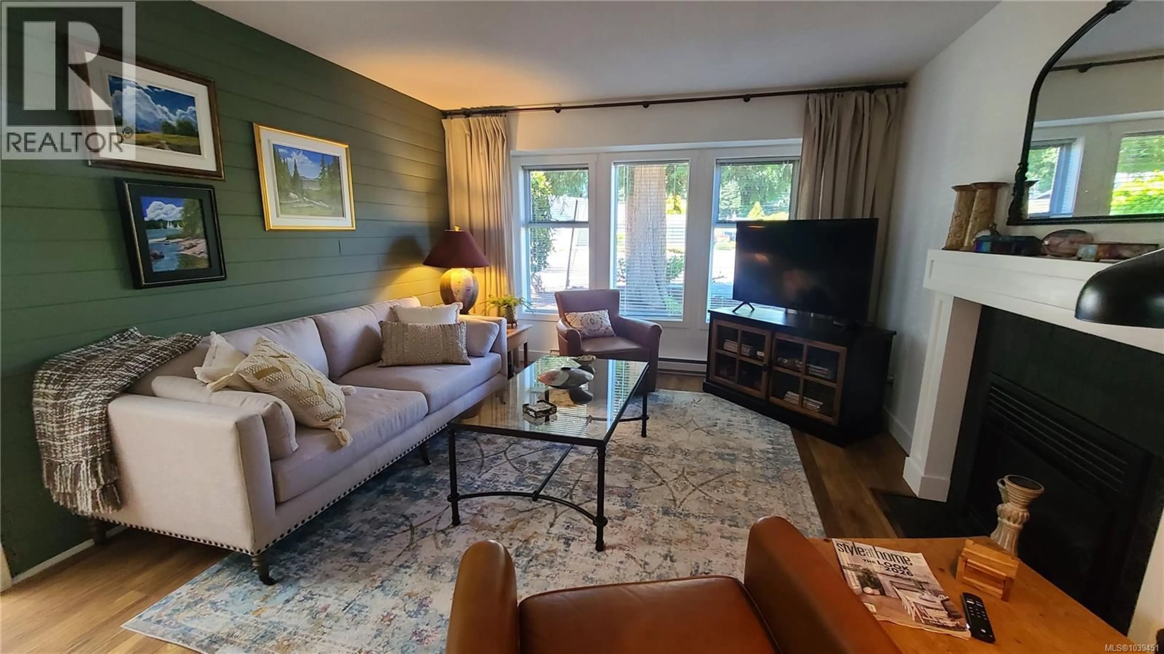 Living room with furniture, wood/laminate floor for 6 - 493 PIONEER CRESCENT, Parksville British Columbia V9P1V2