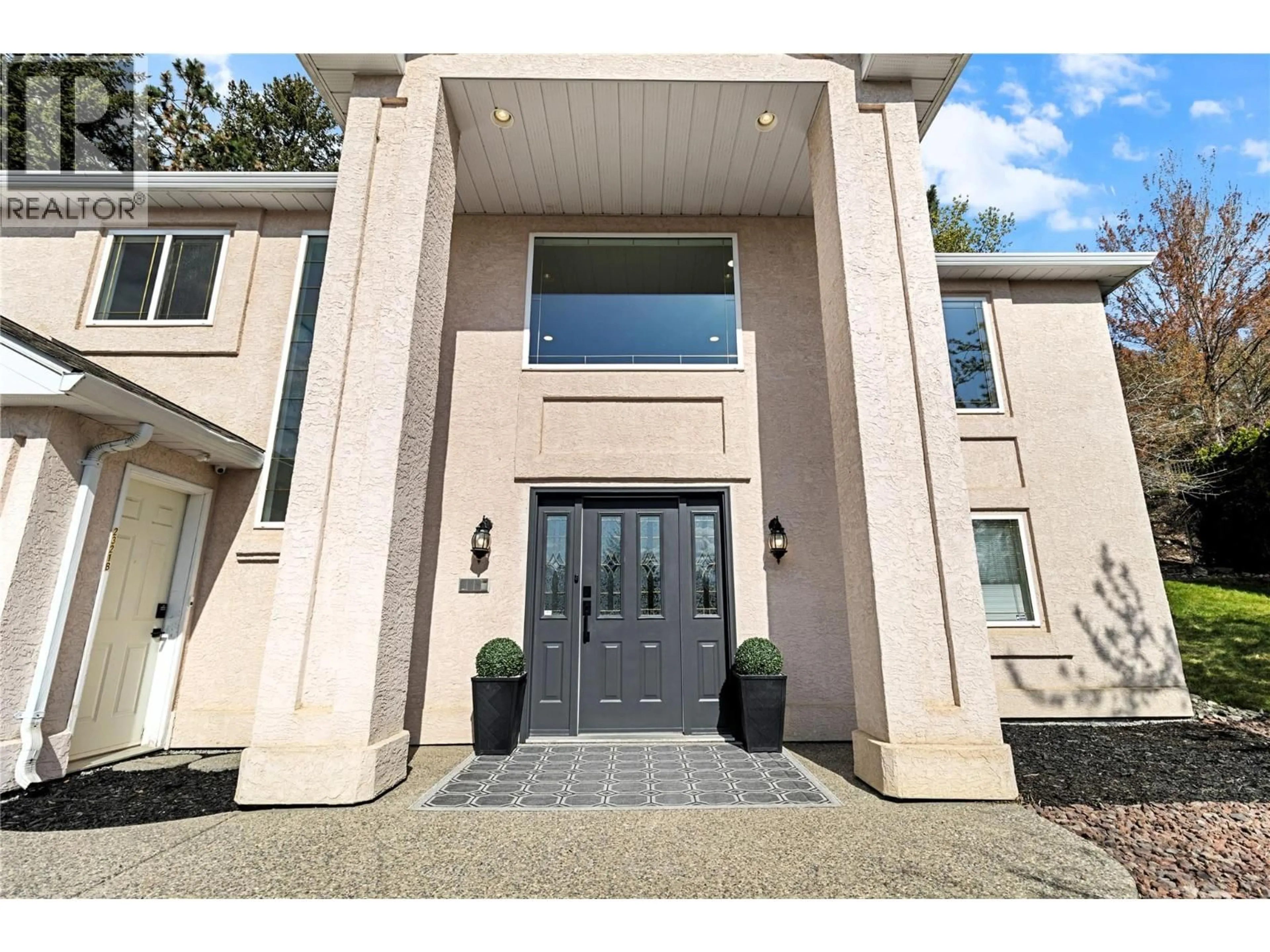 Indoor foyer for 2321 LILLOOET CRESCENT, Kelowna British Columbia V1V1T1