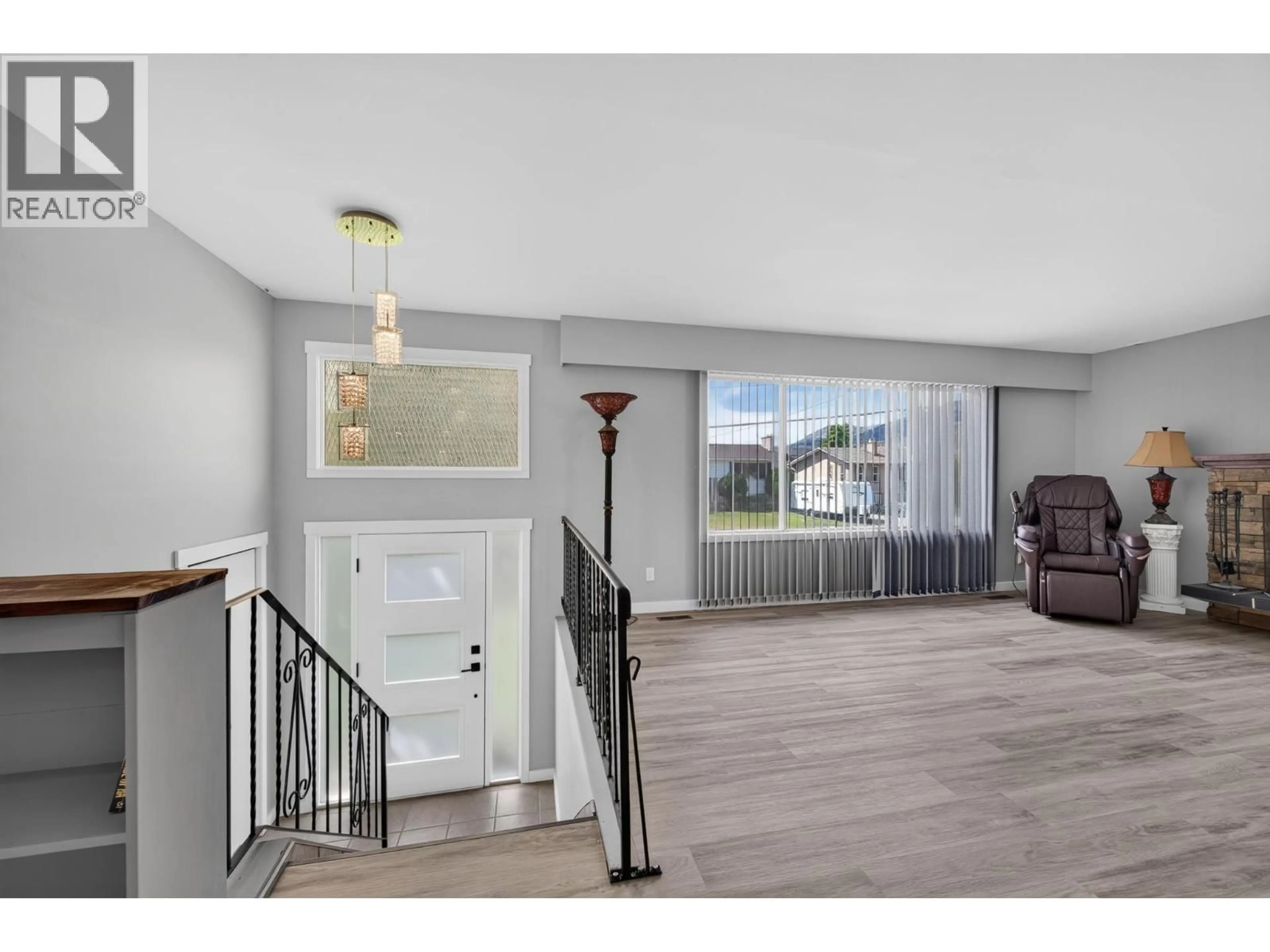 Indoor foyer for 816 BEBEK ROAD, Kamloops British Columbia V2B6P1