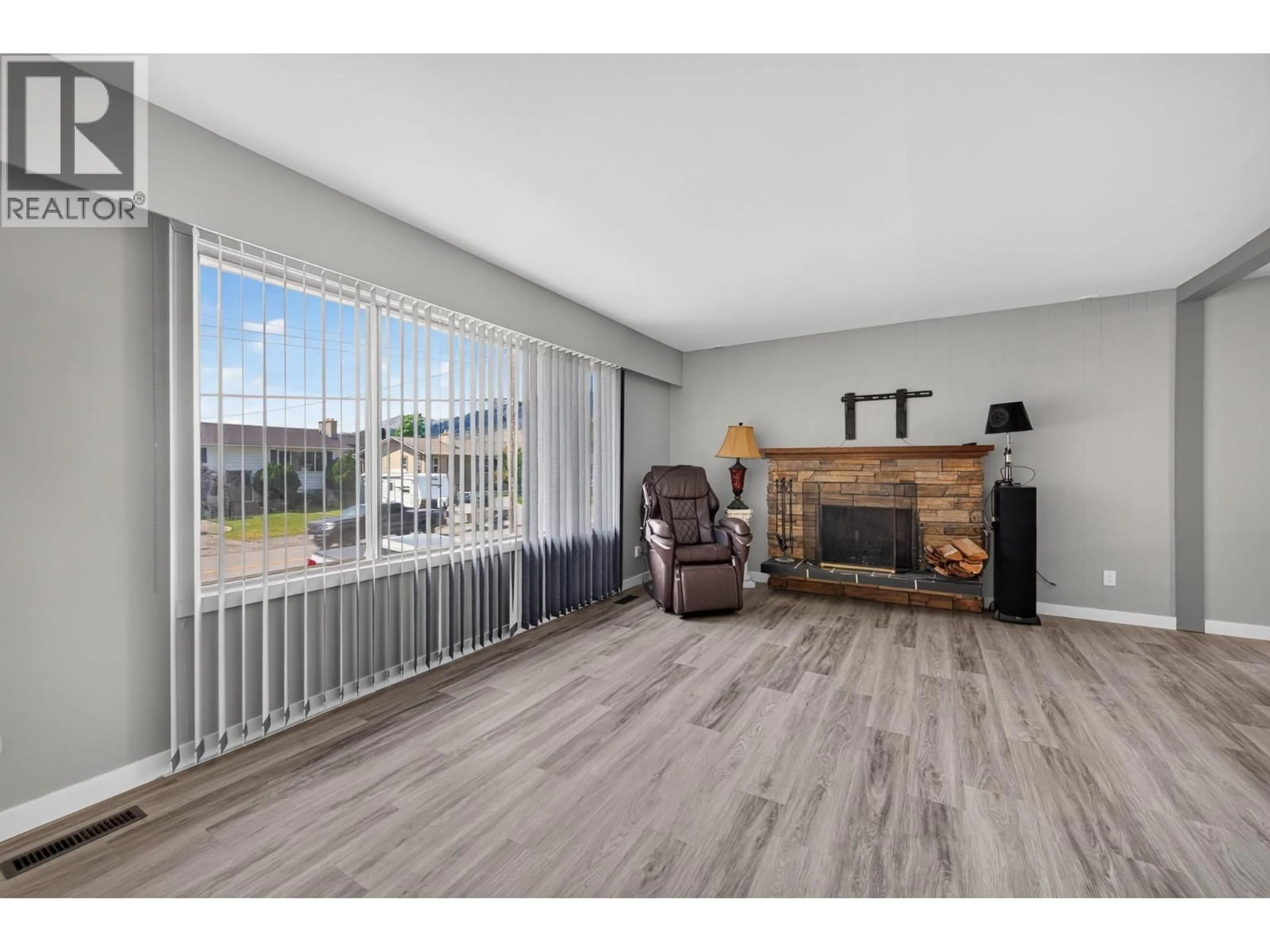 Living room with furniture, wood/laminate floor for 816 BEBEK ROAD, Kamloops British Columbia V2B6P1