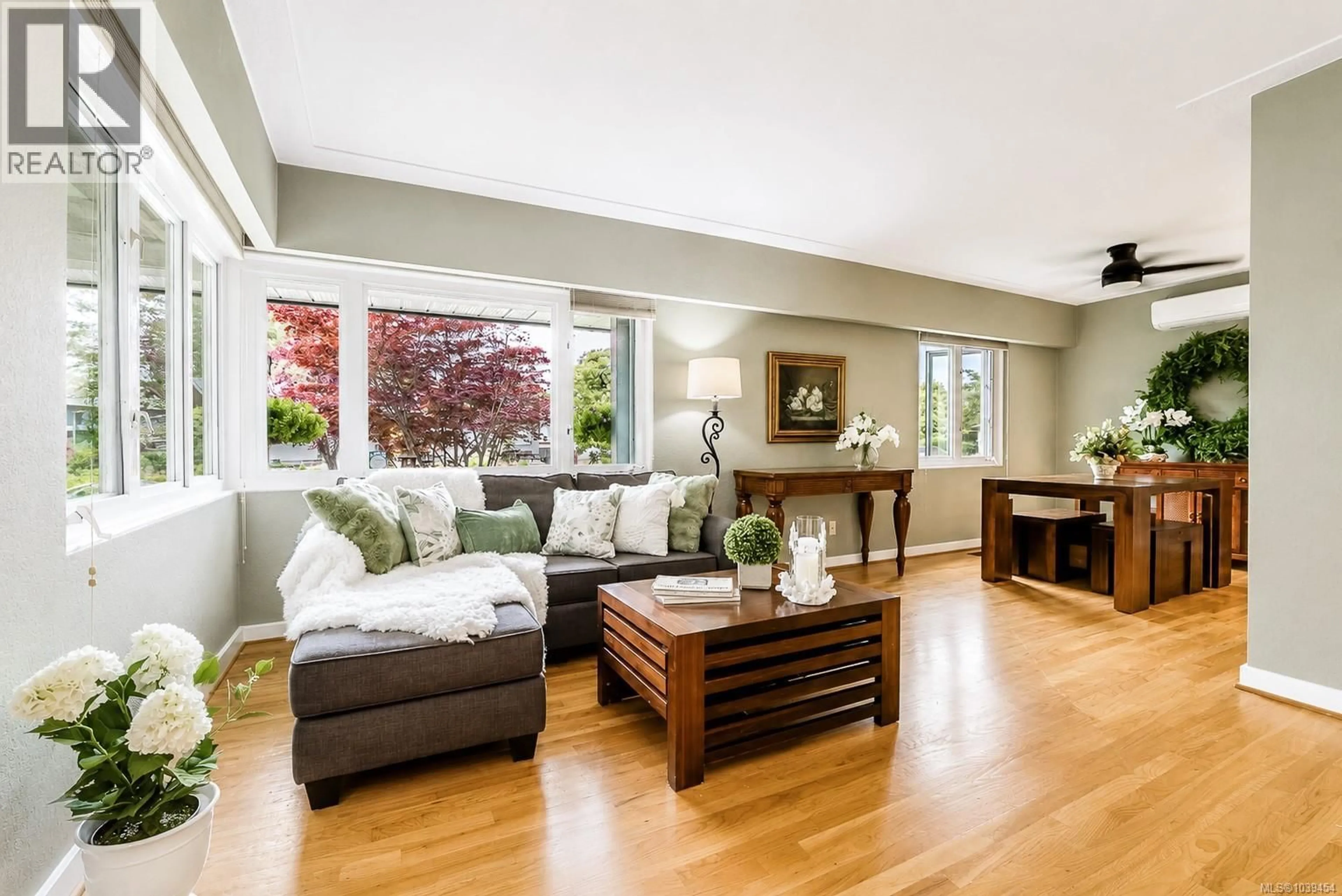 Living room with furniture, unknown for 2519 WOOTTON CRESCENT, Oak Bay British Columbia V8R5M7