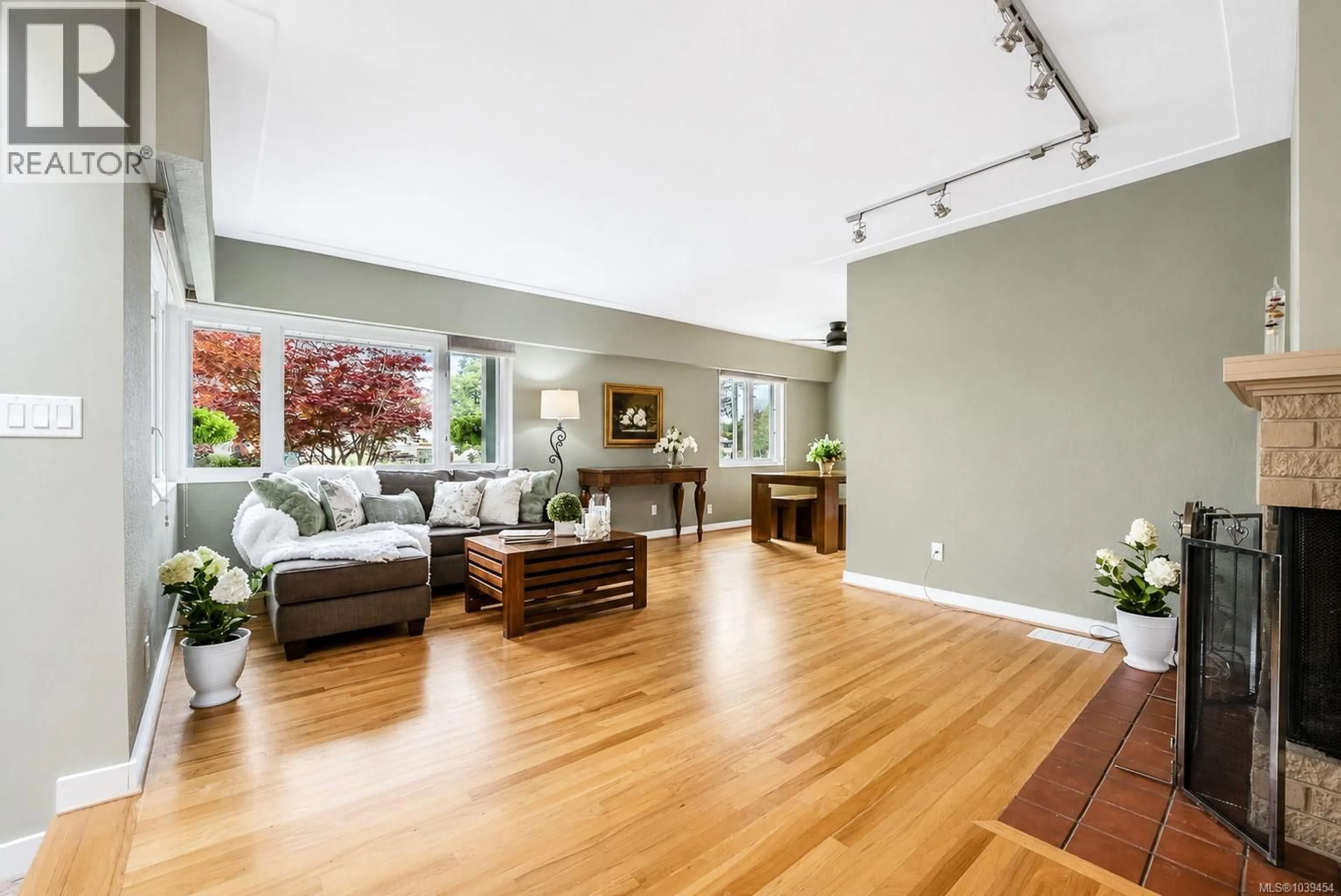 Living room with furniture, wood/laminate floor for 2519 WOOTTON CRESCENT, Oak Bay British Columbia V8R5M7