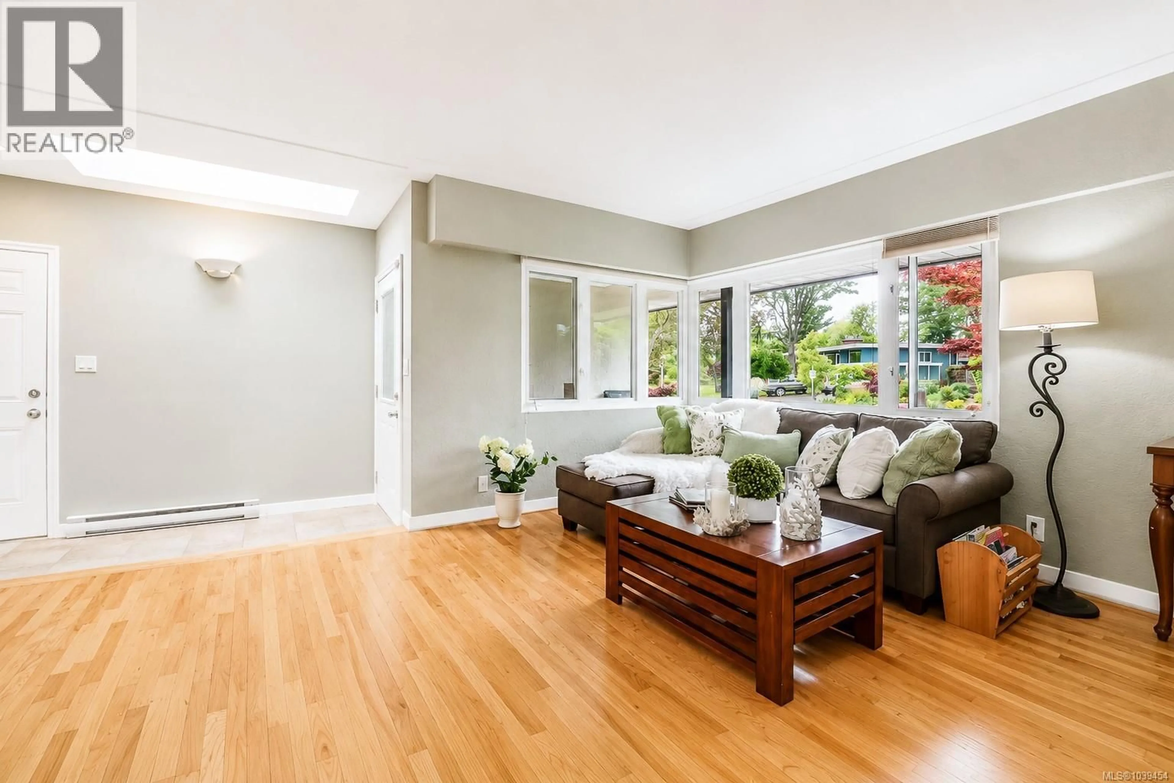 Living room with furniture, wood/laminate floor for 2519 WOOTTON CRESCENT, Oak Bay British Columbia V8R5M7