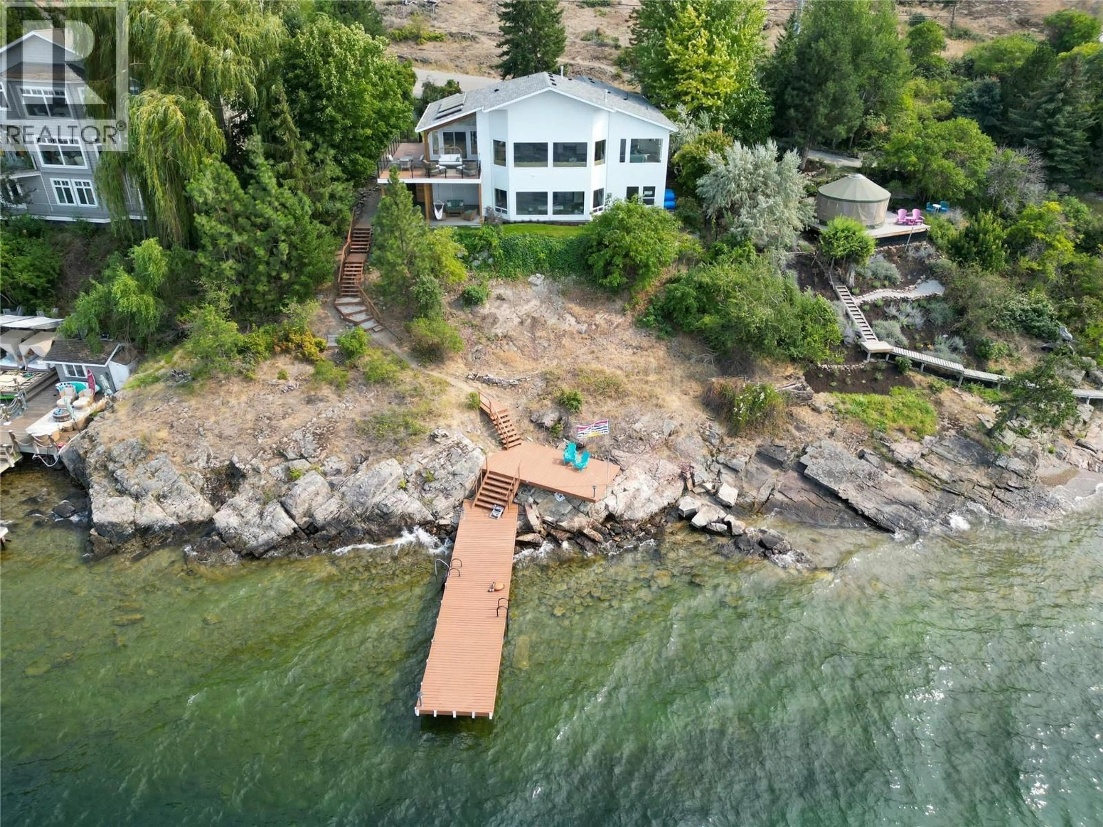 A pic from outside/outdoor area/front of a property/back of a property/a pic from drone, water/lake/river/ocean view for 5538 LAKESHORE ROAD, Kelowna British Columbia V1W4J4
