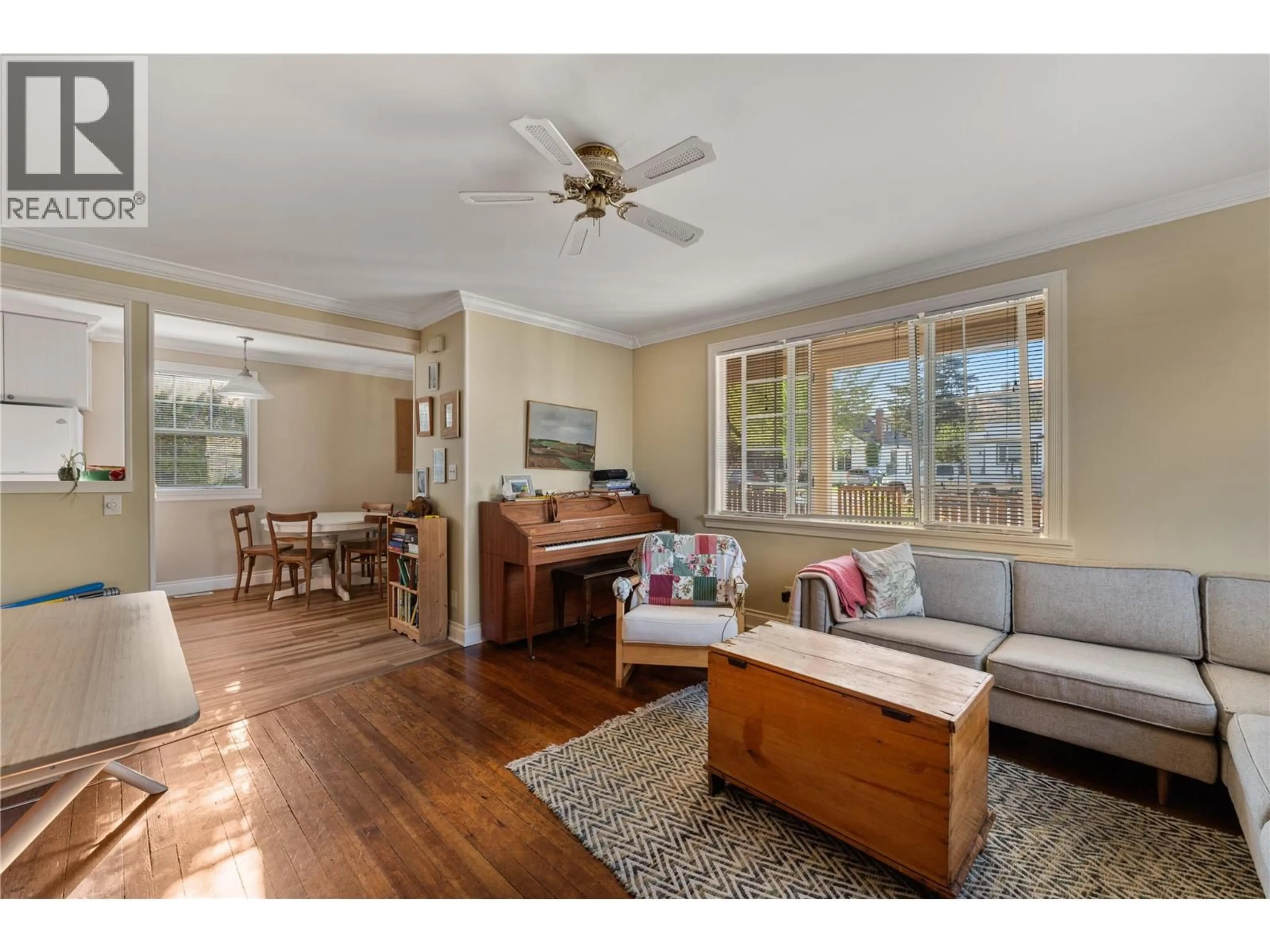 Living room with furniture, unknown for 691-693 OKANAGAN BOULEVARD, Kelowna British Columbia V1Y7L2