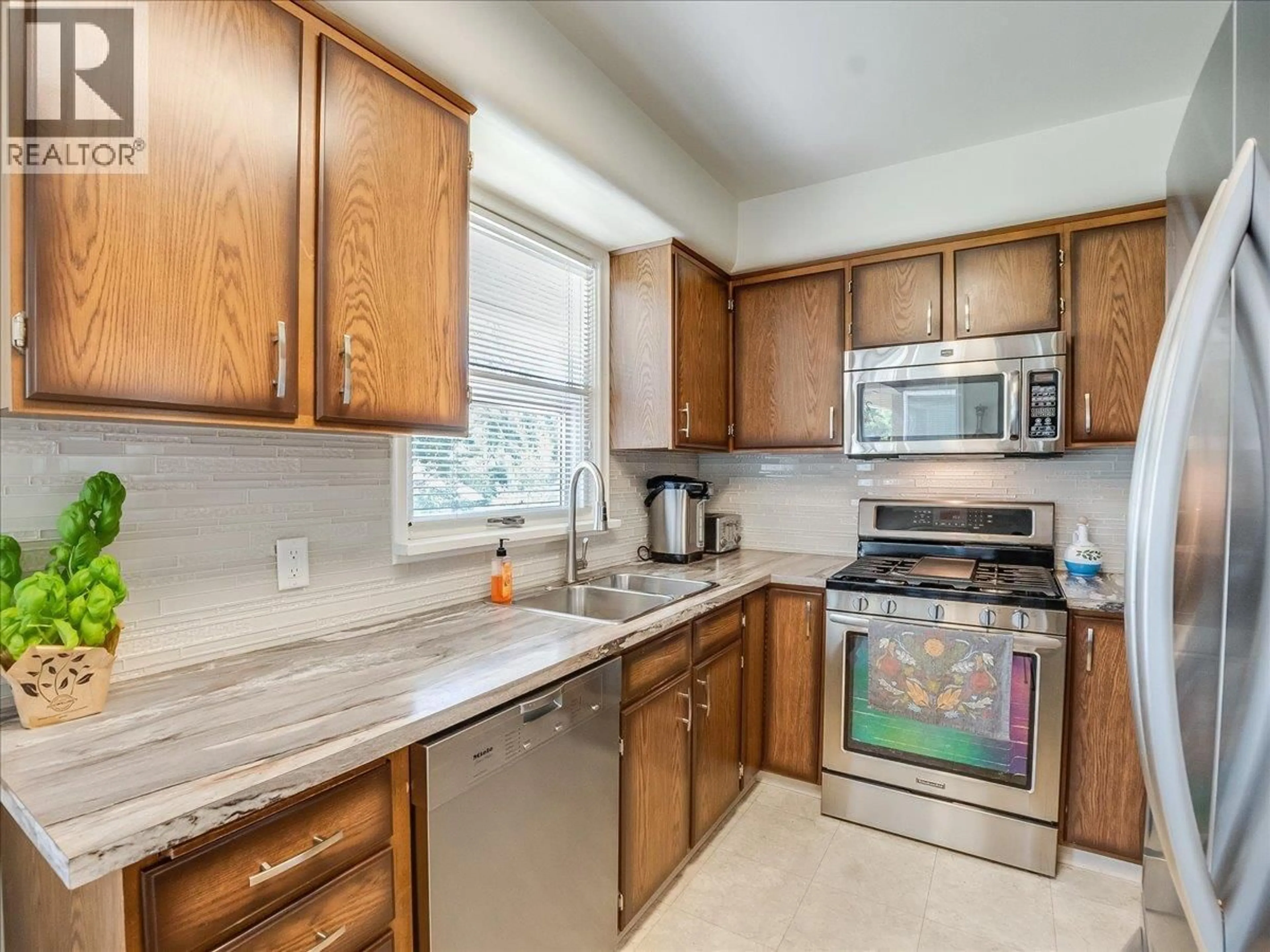 Standard kitchen, ceramic/tile floor for 1120 COLUMBIA AVENUE, Trail British Columbia V1R1J2