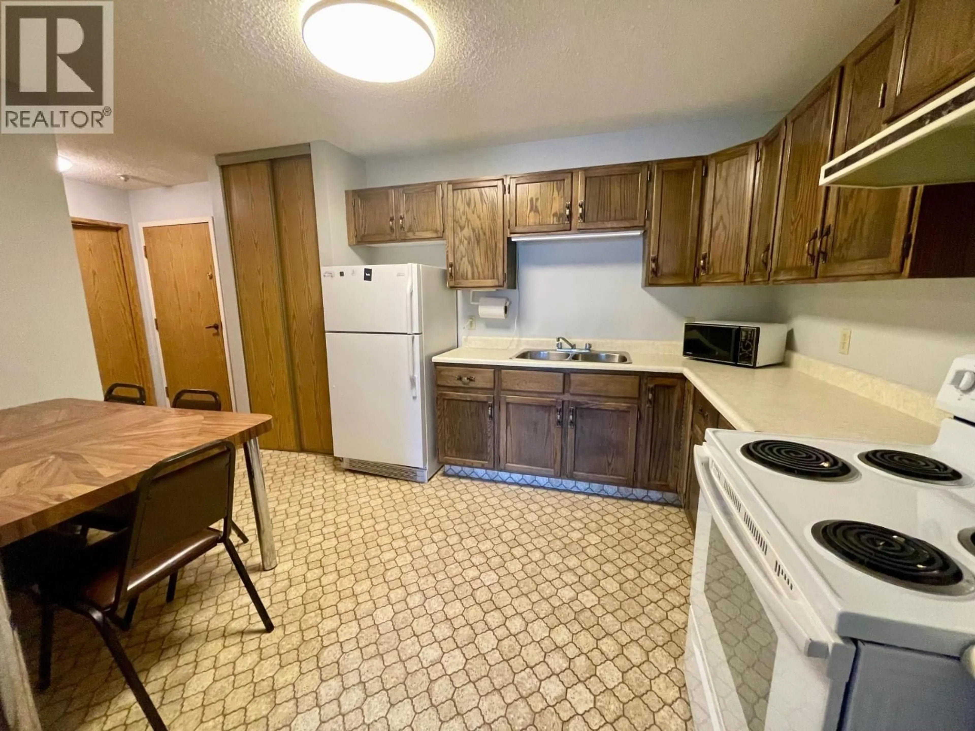 Standard kitchen, unknown for 111 - 1286 PONDEROSA DRIVE, Sparwood British Columbia V0B2G2