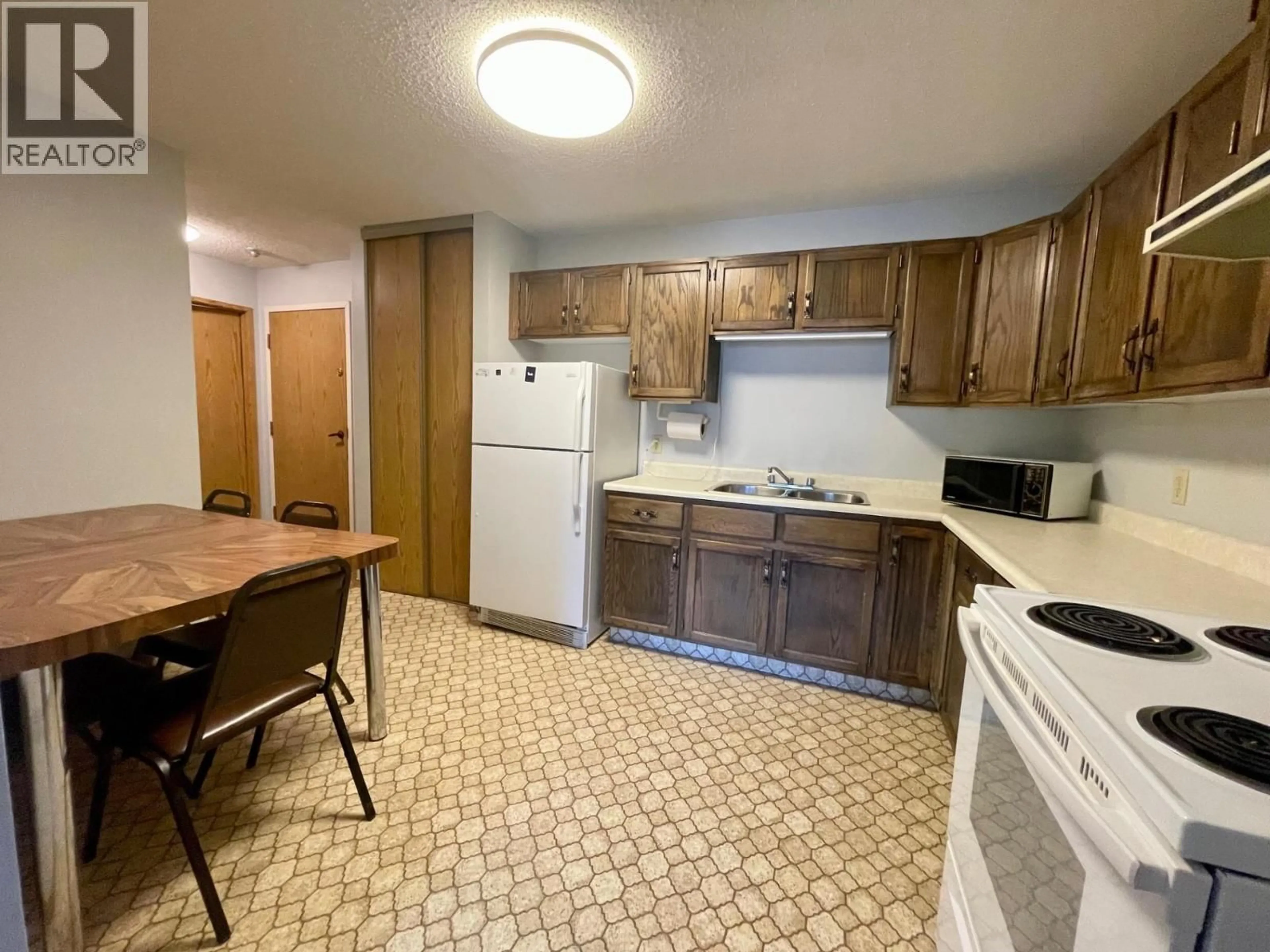Standard kitchen, unknown for 111 - 1286 PONDEROSA DRIVE, Sparwood British Columbia V0B2G2