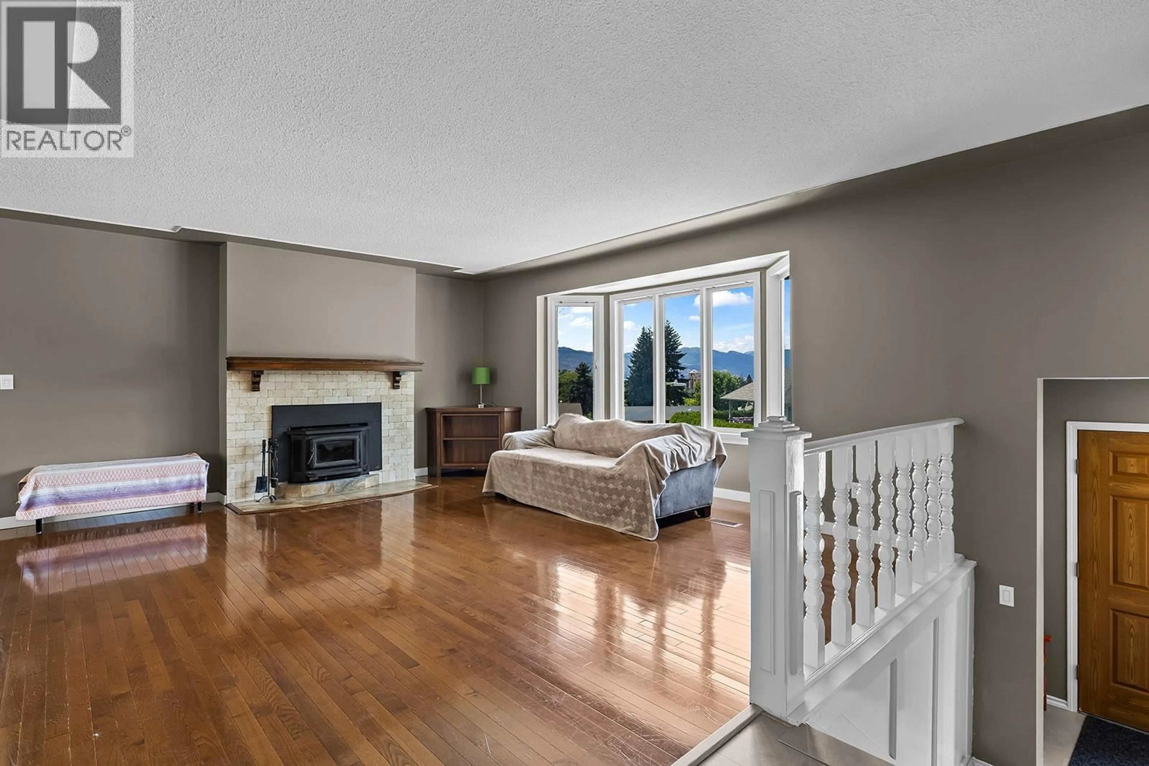 Living room with furniture, unknown for 951 MONTCALM DRIVE, Kelowna British Columbia V1Y3M8