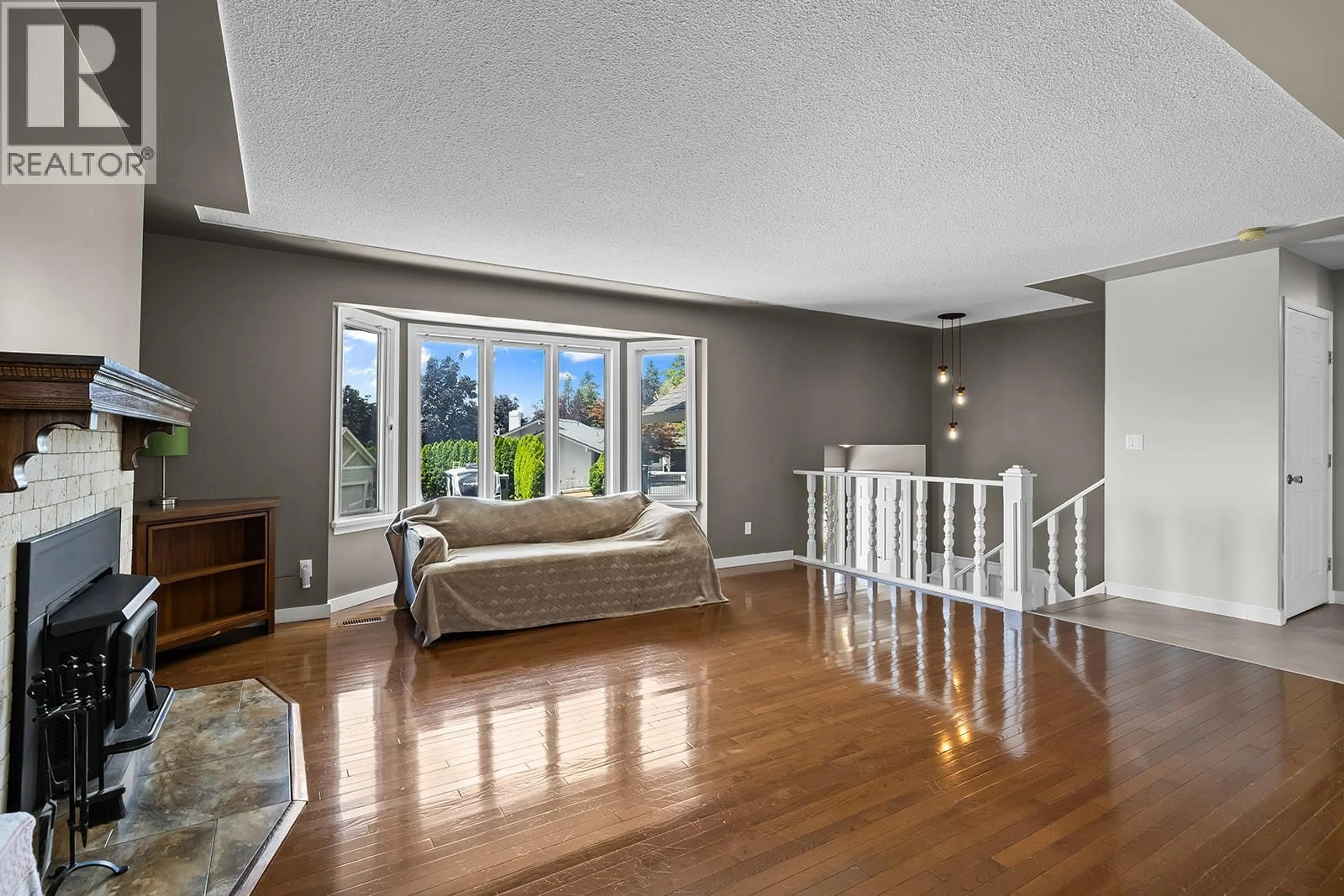 Unknown for 951 MONTCALM DRIVE, Kelowna British Columbia V1Y3M8