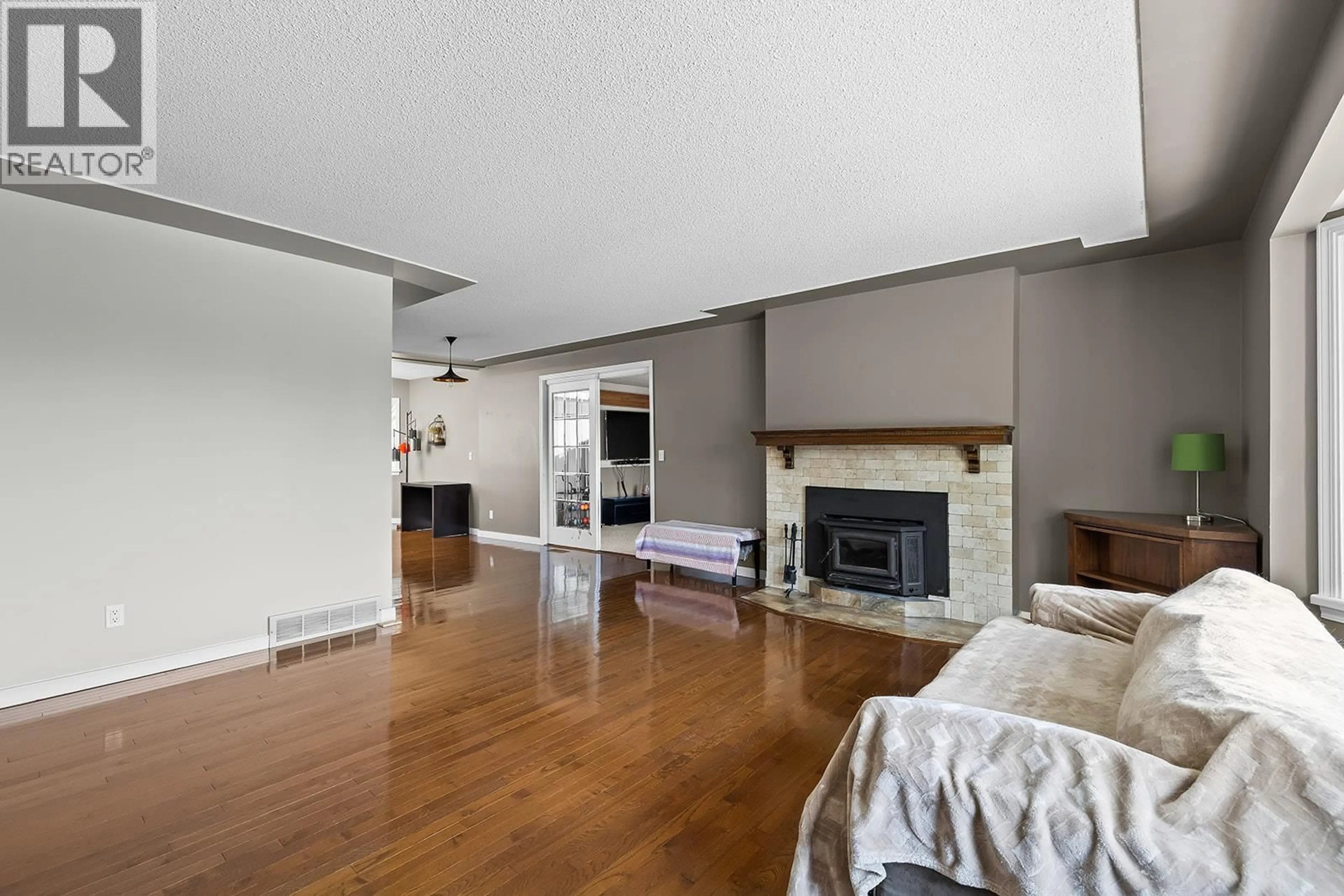 Living room with furniture, unknown for 951 MONTCALM DRIVE, Kelowna British Columbia V1Y3M8