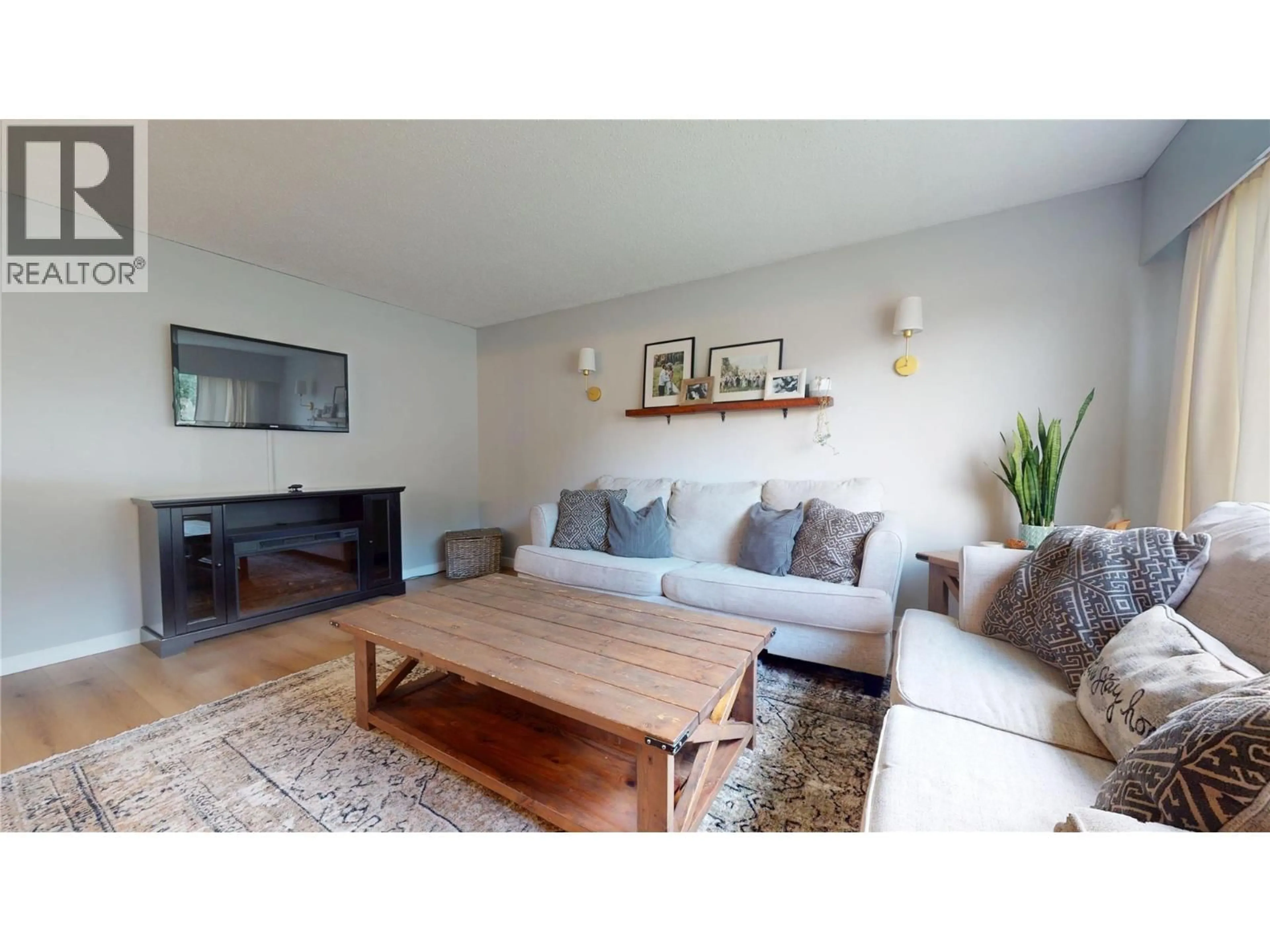 Living room with furniture, wood/laminate floor for 1108 11 STREET SOUTH, Cranbrook British Columbia V1C1V8