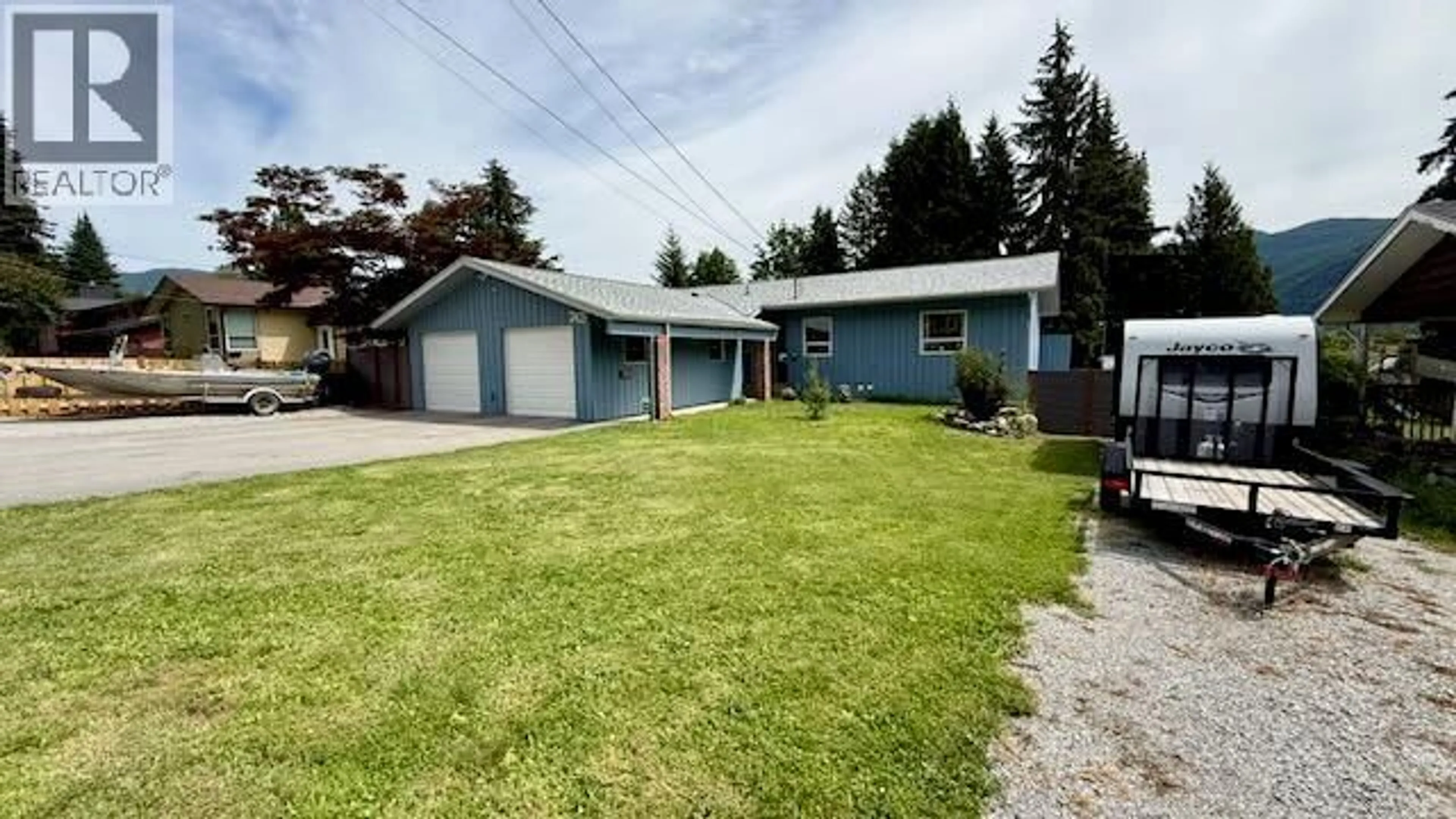 A pic from outside/outdoor area/front of a property/back of a property/a pic from drone, street for 2409 11TH AVENUE, Castlegar British Columbia V1N3B1