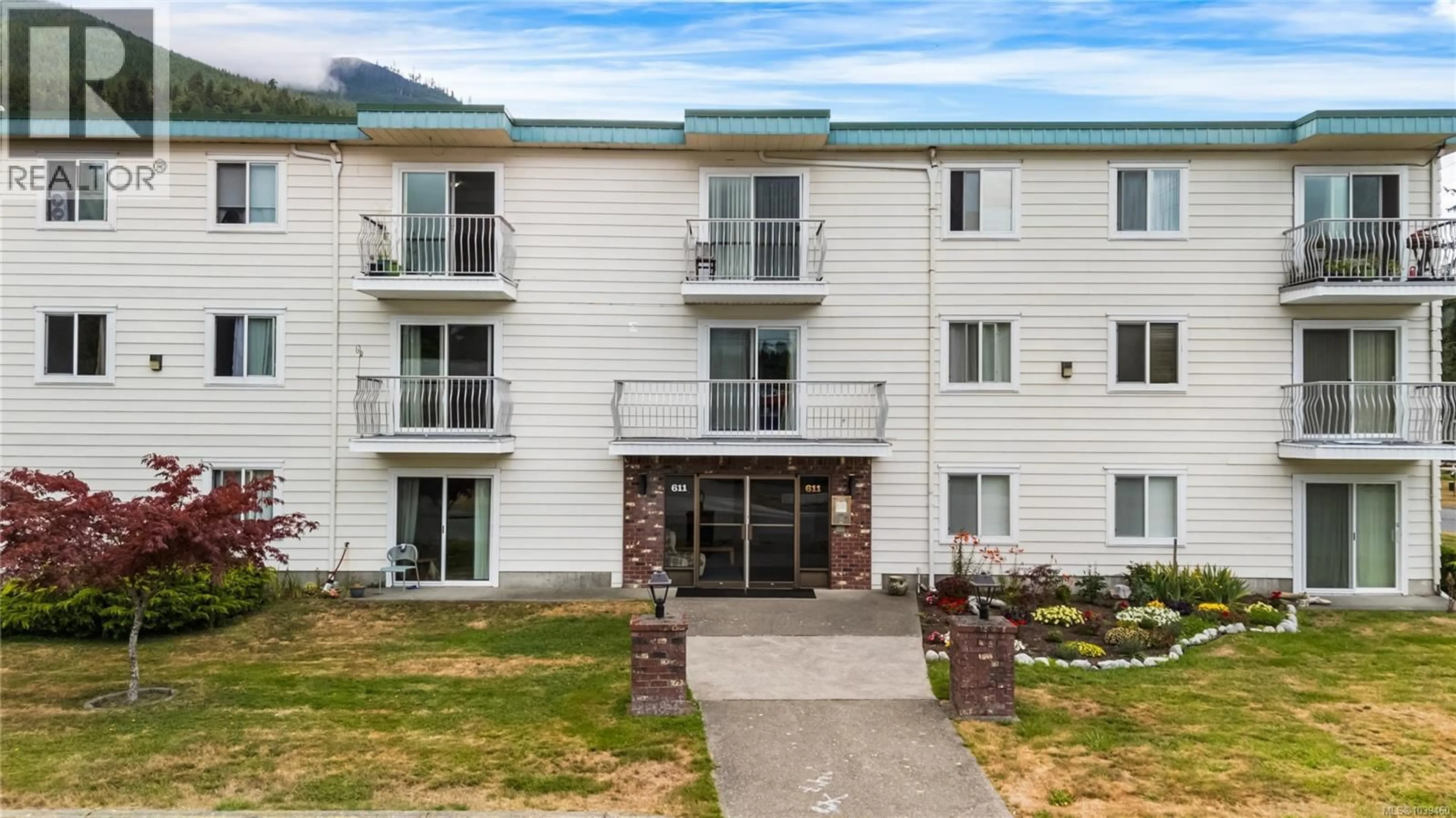 Patio, mountain view for 304 - 611 MACMILLAN DRIVE, Sayward British Columbia V0P1R0
