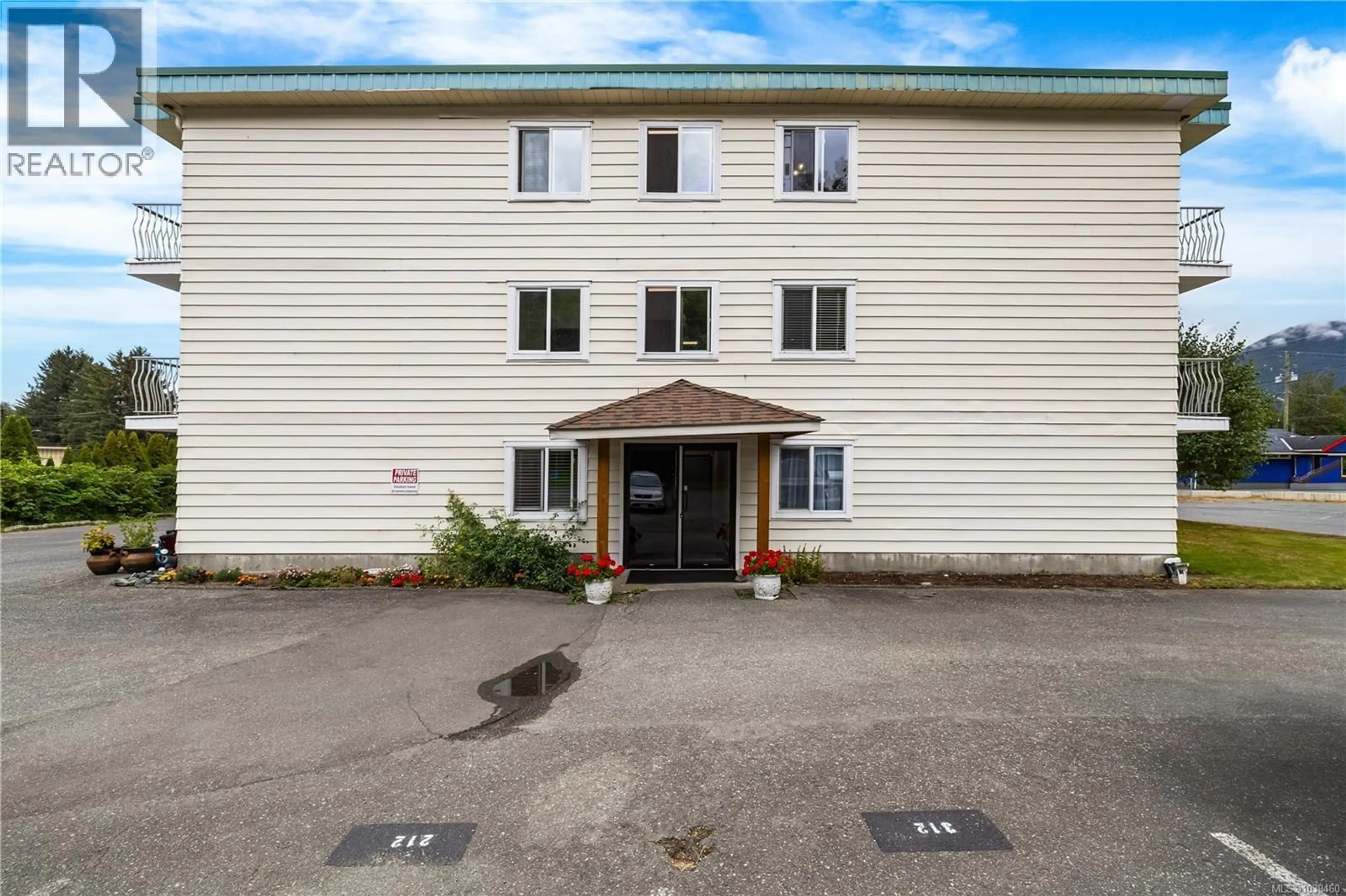 Patio, building for 304 - 611 MACMILLAN DRIVE, Sayward British Columbia V0P1R0