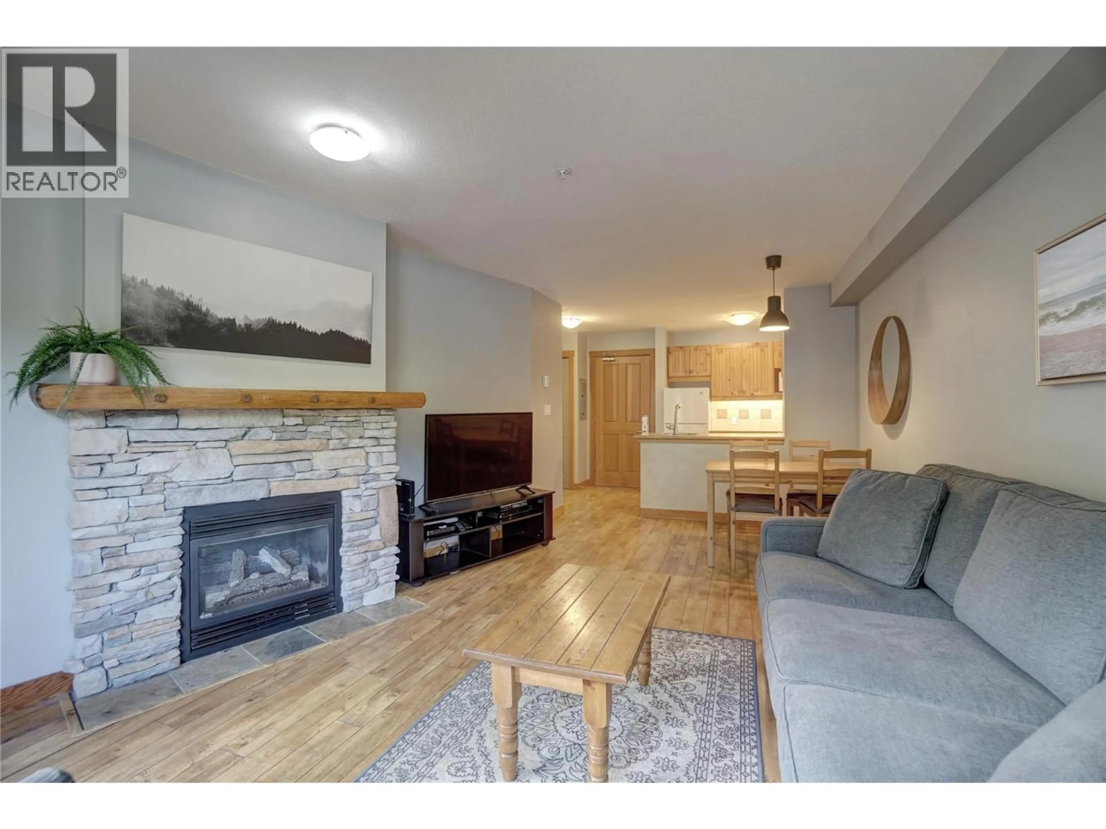 Living room with furniture, wood/laminate floor for 322 - 2080 SUMMIT DRIVE, Panorama British Columbia V0A1T0