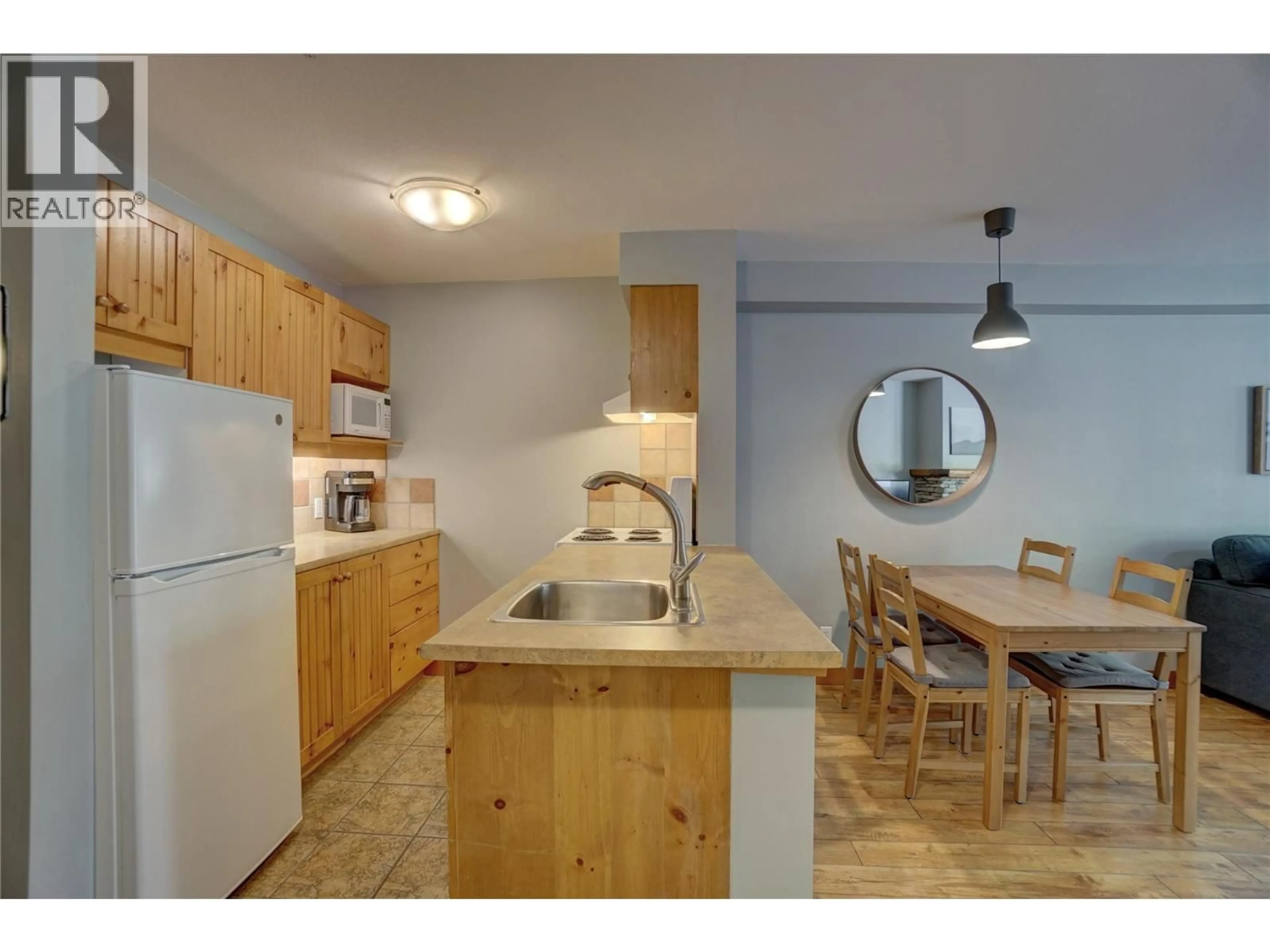 Standard kitchen, unknown for 322 - 2080 SUMMIT DRIVE, Panorama British Columbia V0A1T0