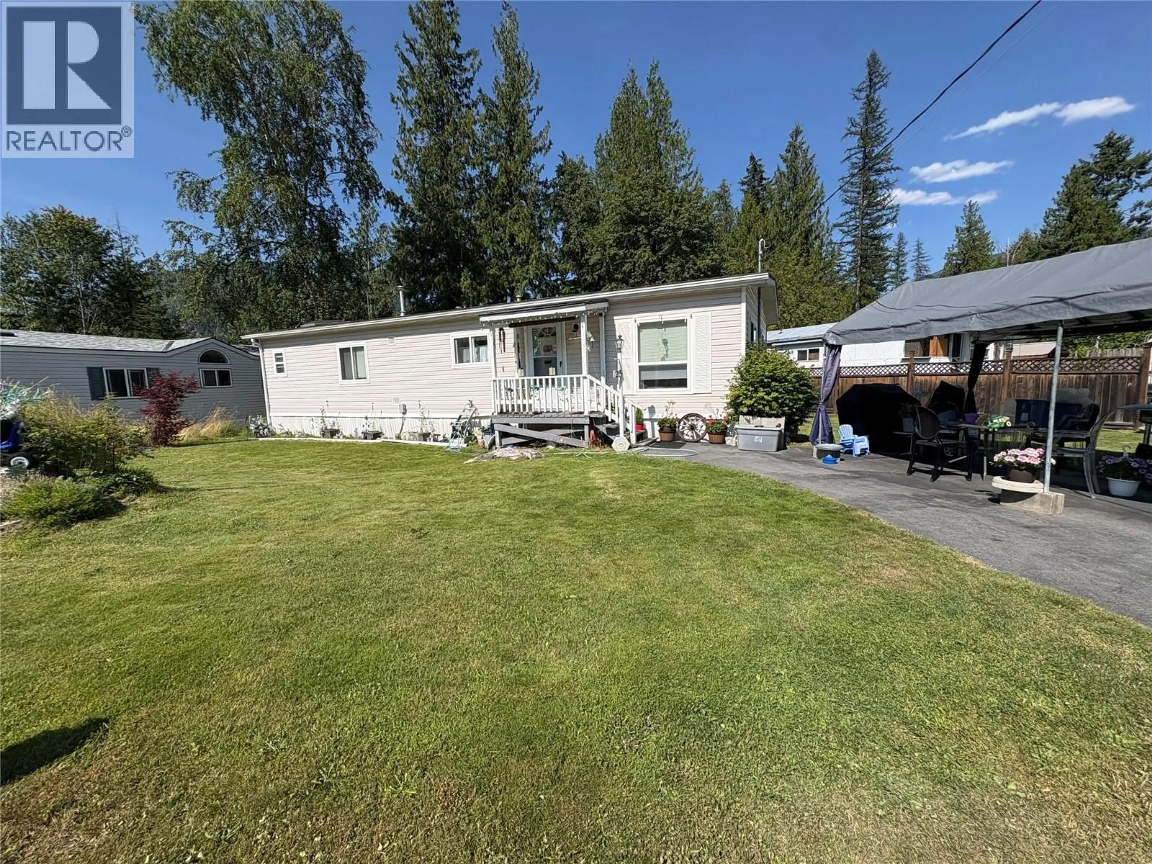 A pic from outside/outdoor area/front of a property/back of a property/a pic from drone, unknown for 25 - 900 GORE STREET, Nelson British Columbia V1L6Z6
