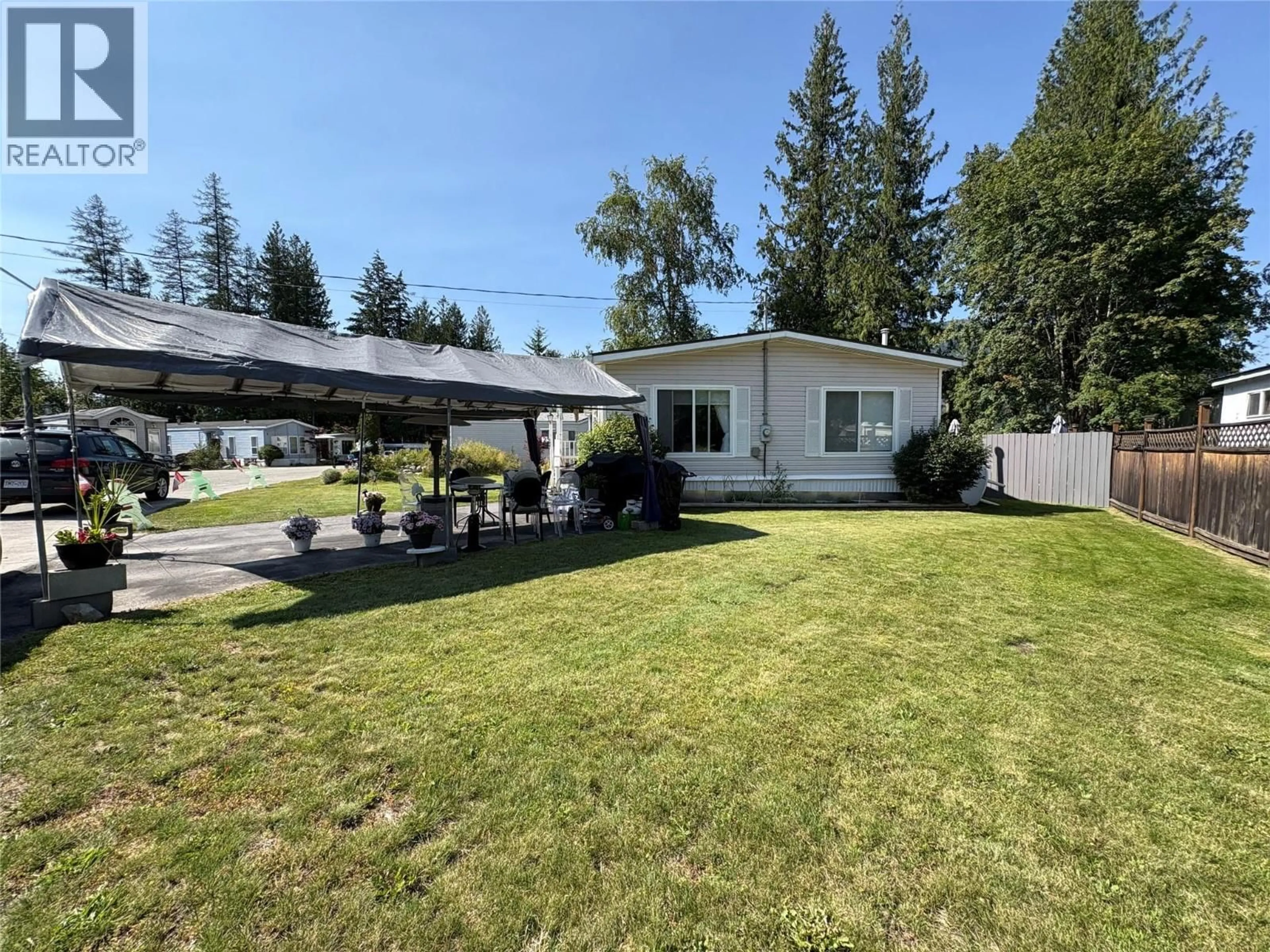 A pic from outside/outdoor area/front of a property/back of a property/a pic from drone, street for 25 - 900 GORE STREET, Nelson British Columbia V1L6Z6